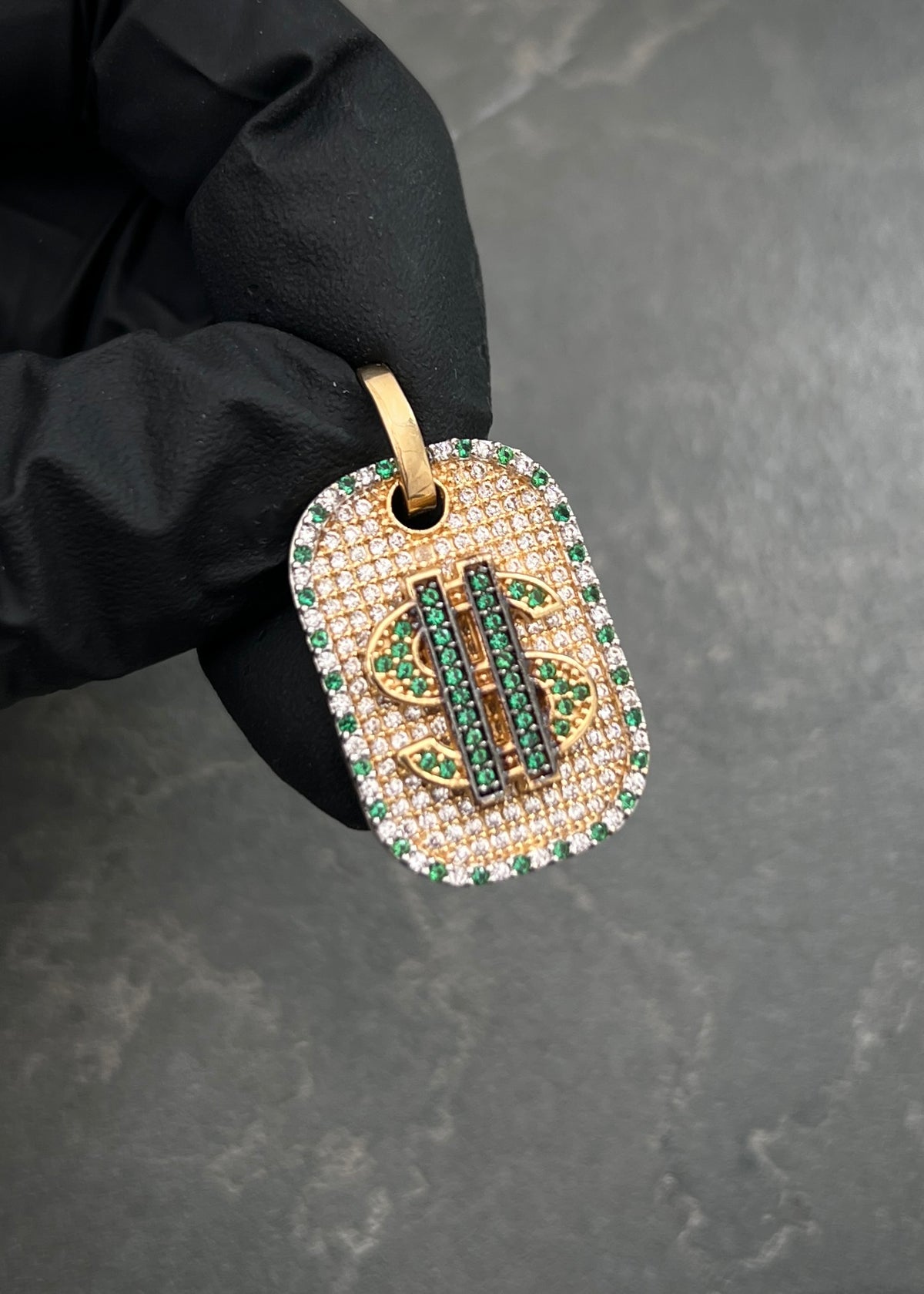 Dije Signo Peso con Swarovski Verde y Blanco 6.4gr / 3cm / 17mm — Oro Amarillo