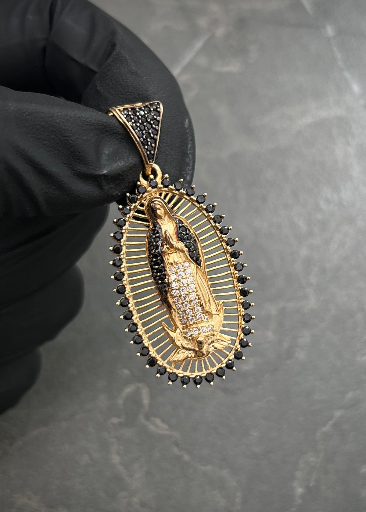 Dije Virgen de Guadalupe con Swarovski Negro 7.35gr / 4.5cm / 21mm — Oro Amarillo