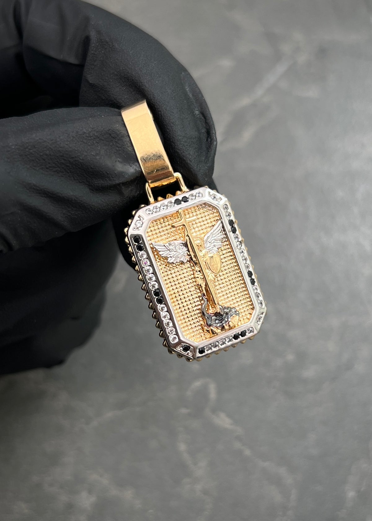 Dije Arcangel San Miguel con Swarovski Blanco y Negro 5.9gr / 4cm / 18mm — Oro Amarillo