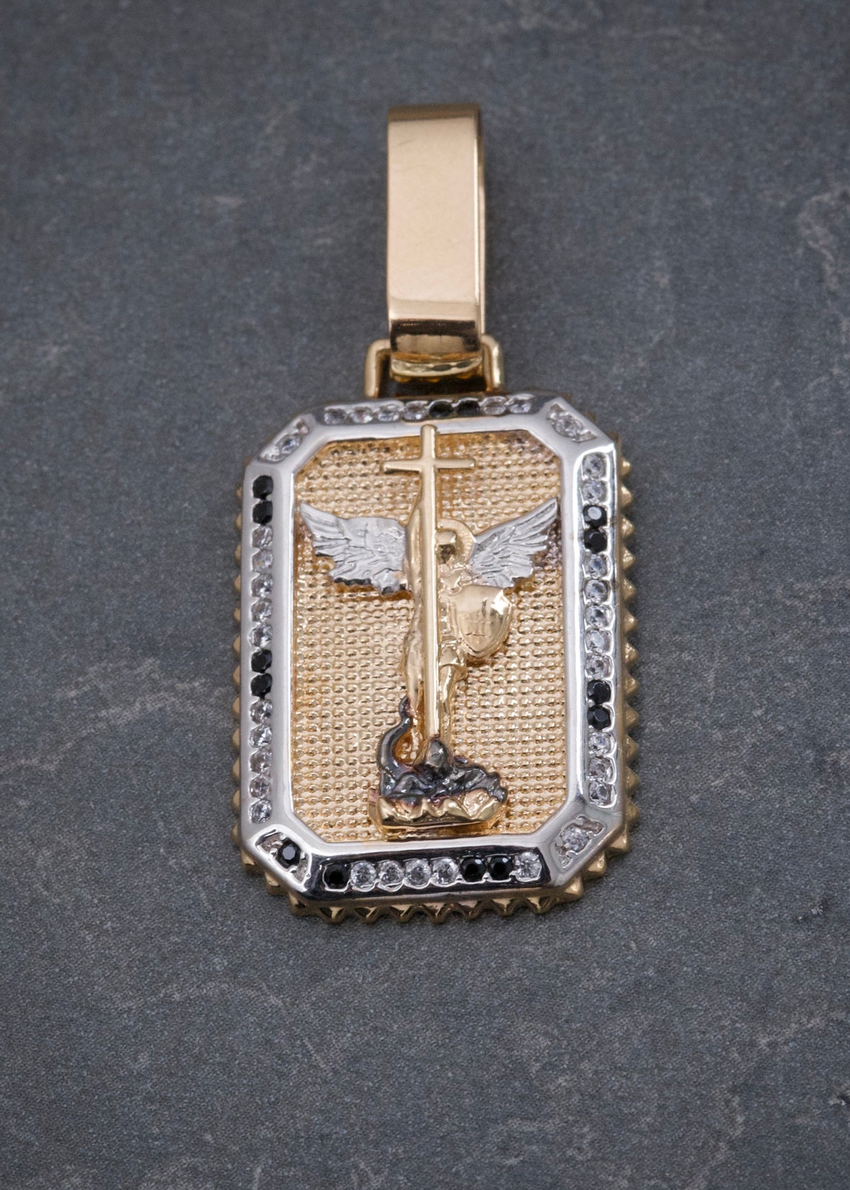 Dije Arcangel San Miguel con Swarovski Blanco y Negro 5.9gr / 4cm / 18mm — Oro Amarillo