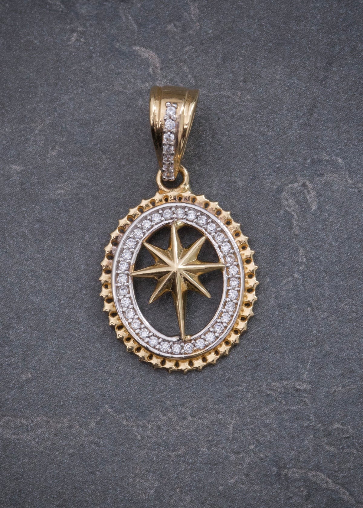 Dije con Swarovski Blanco 2.65gr / 2.7cm / 15mm — Oro Amarillo