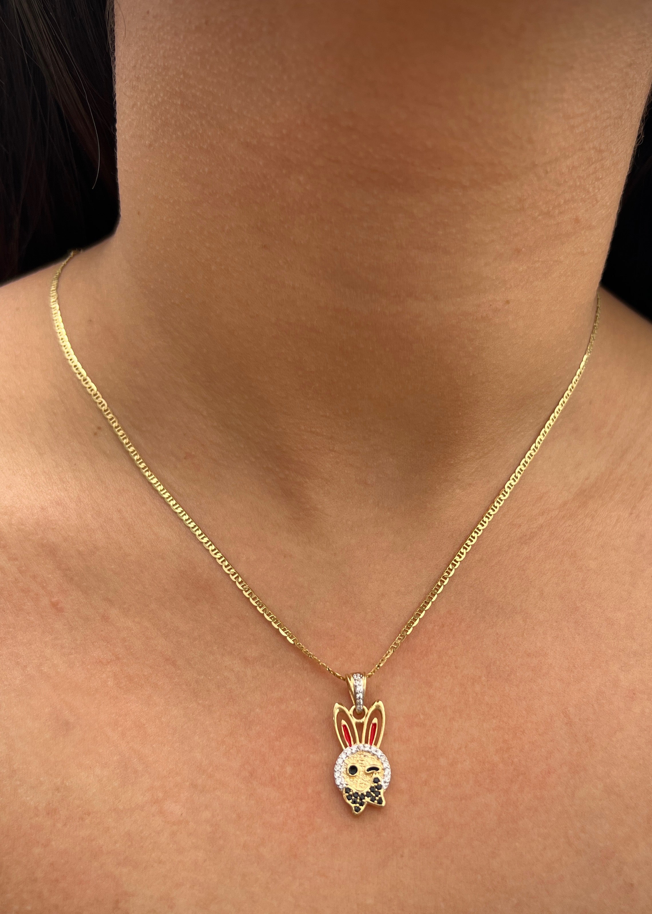 Dije conejo con swarovski blanco y negro 2.5gr / Largo 2.5cm / Oro Amarillo Nac B