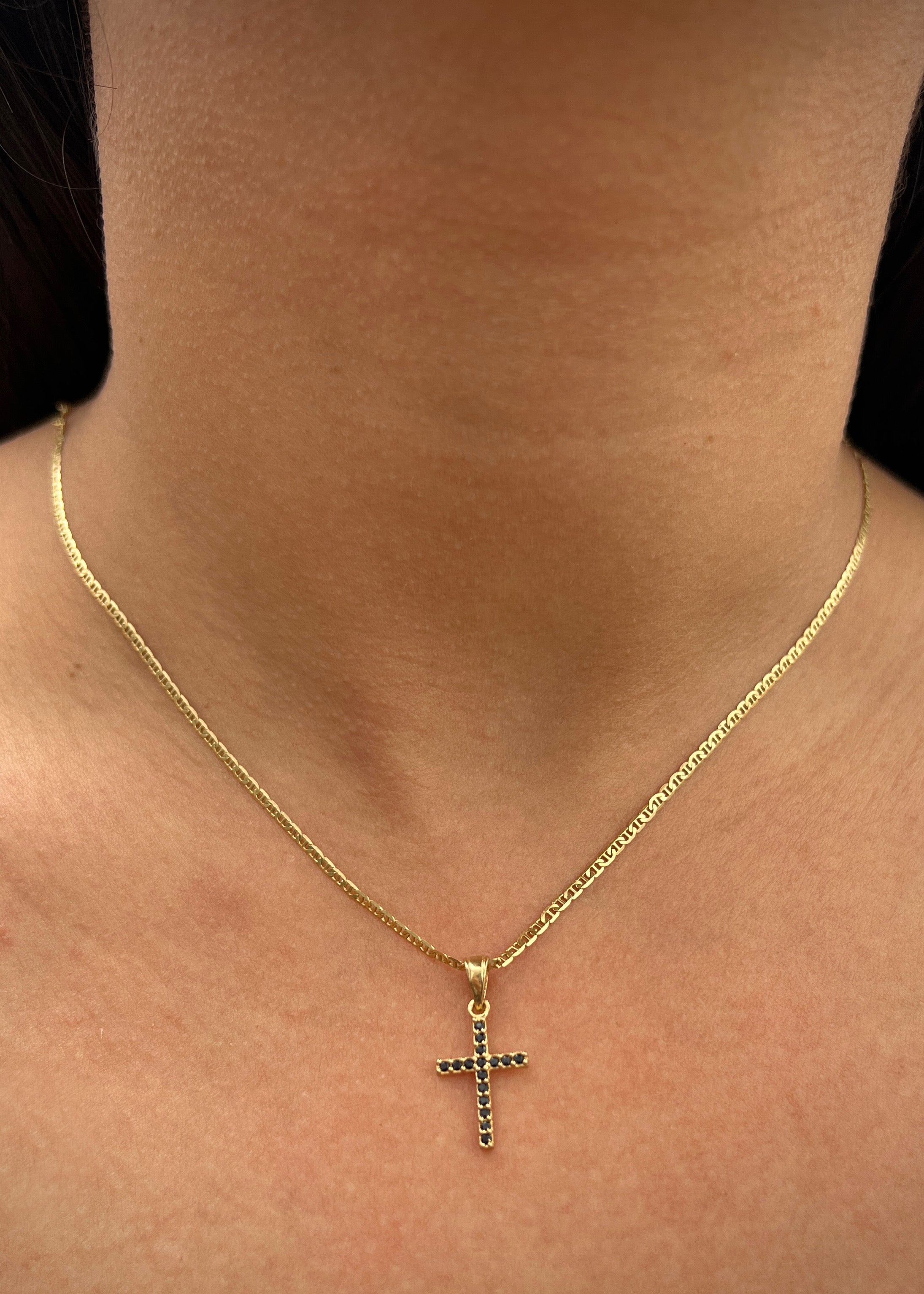 Dije cruz con swarovski negro 0.85gr / Largo 2.2cm / Oro Amarillo Nac B