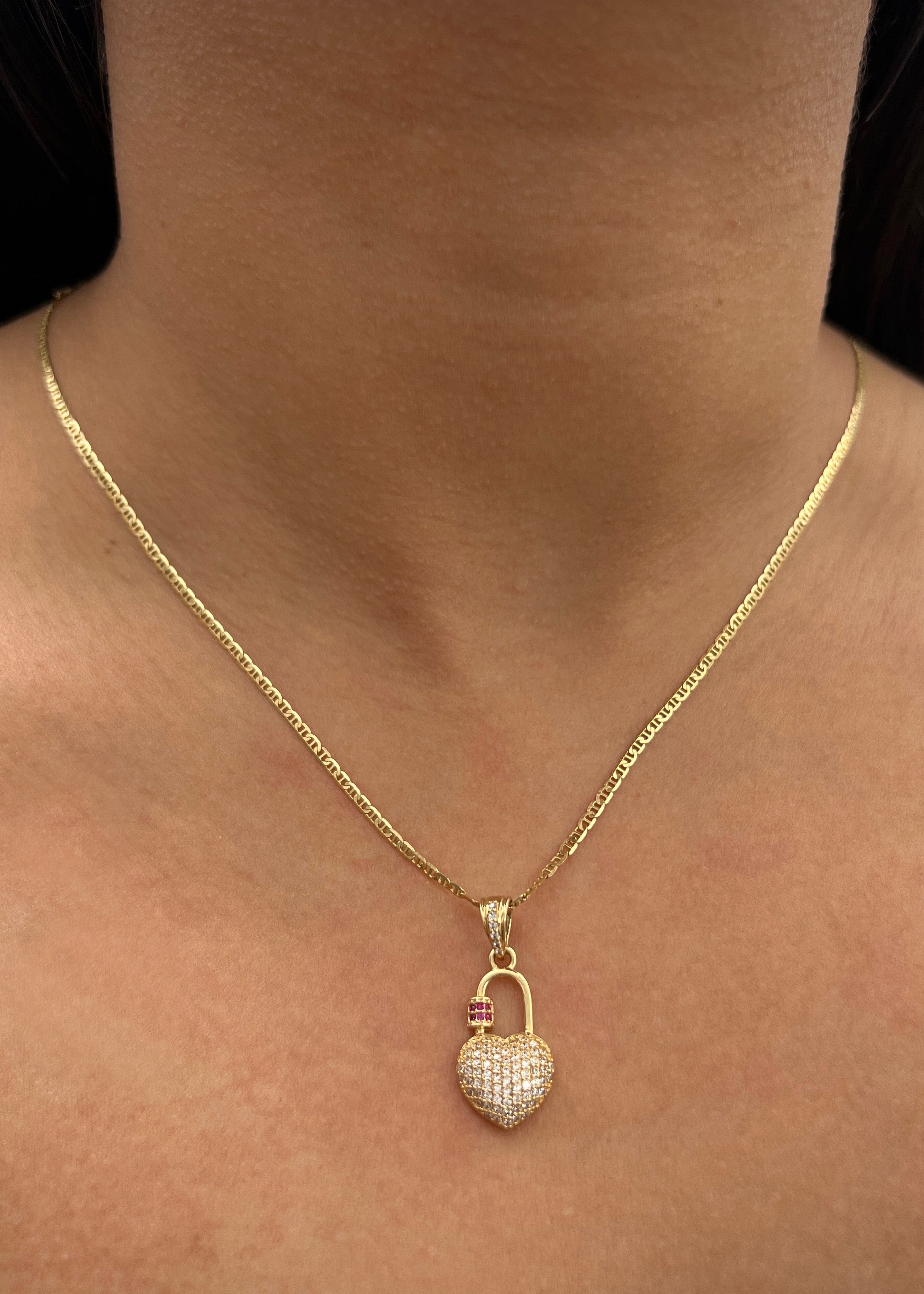 Dije candado corazon con swarovski blanco y fucsia 2.15gr / Largo 2.7cm / Oro Amarillo Nac B