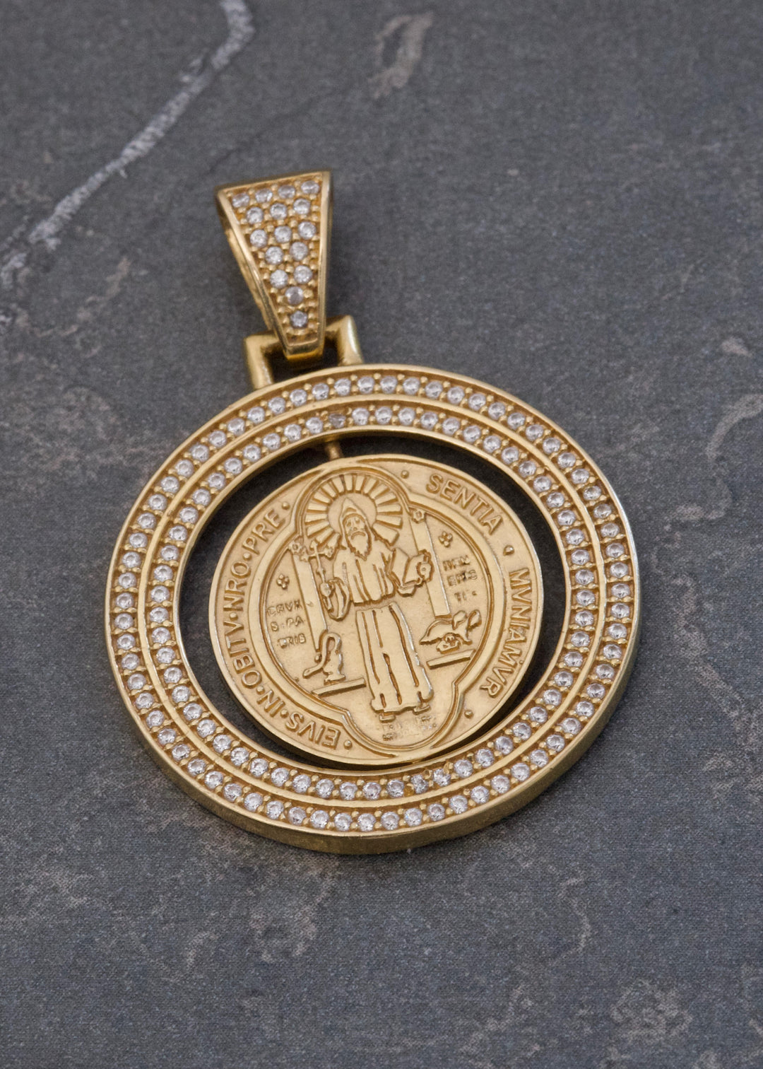 Dije San Benito con Swarovski Blanco 8.05gr / 3.9cm / 28.5mm — Oro Amarillo