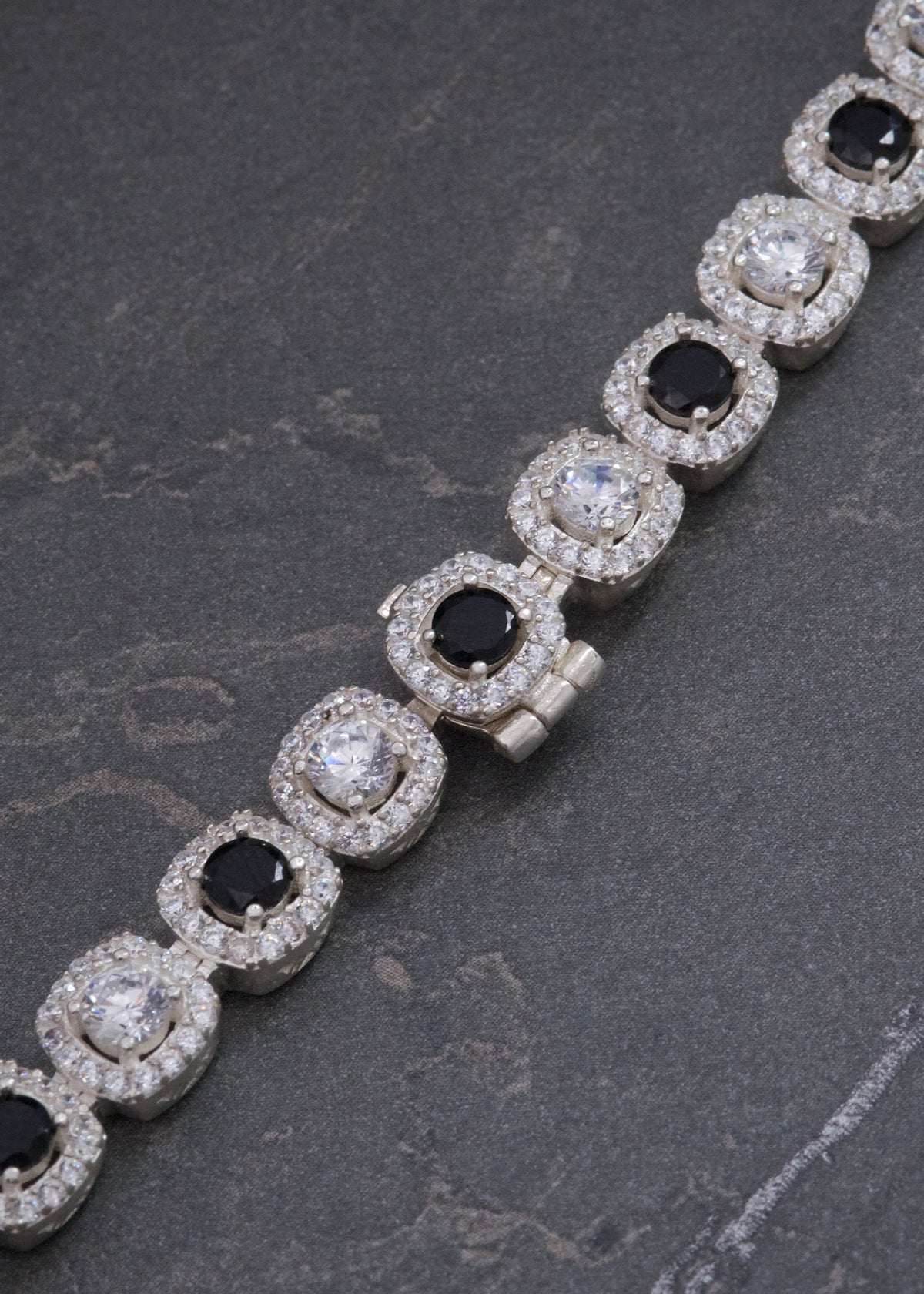 Cadena Tenis con Swarovski Negro y Blanco 62.3gr / 55cm / 7.6mm — Plata 925