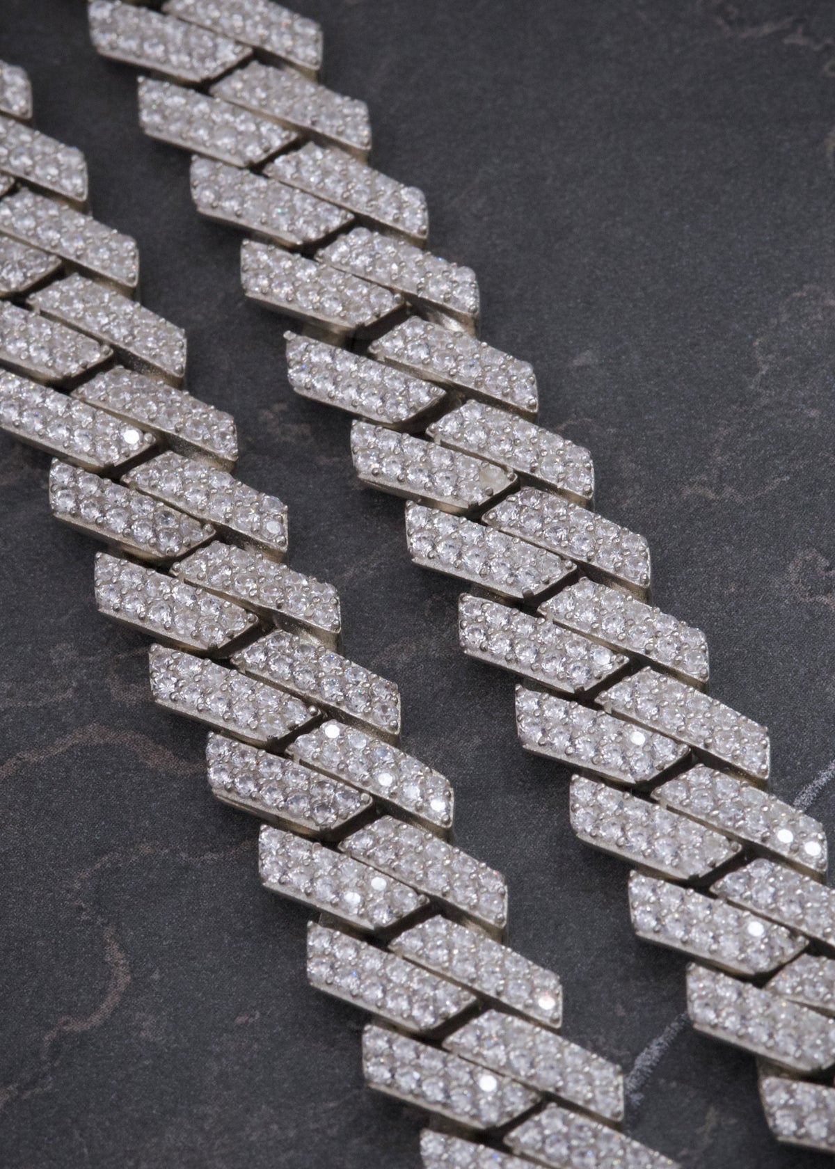 Cadena Cubana con Swarovski Blanco 142.2gr / 55cm / 12mm — Plata 925
