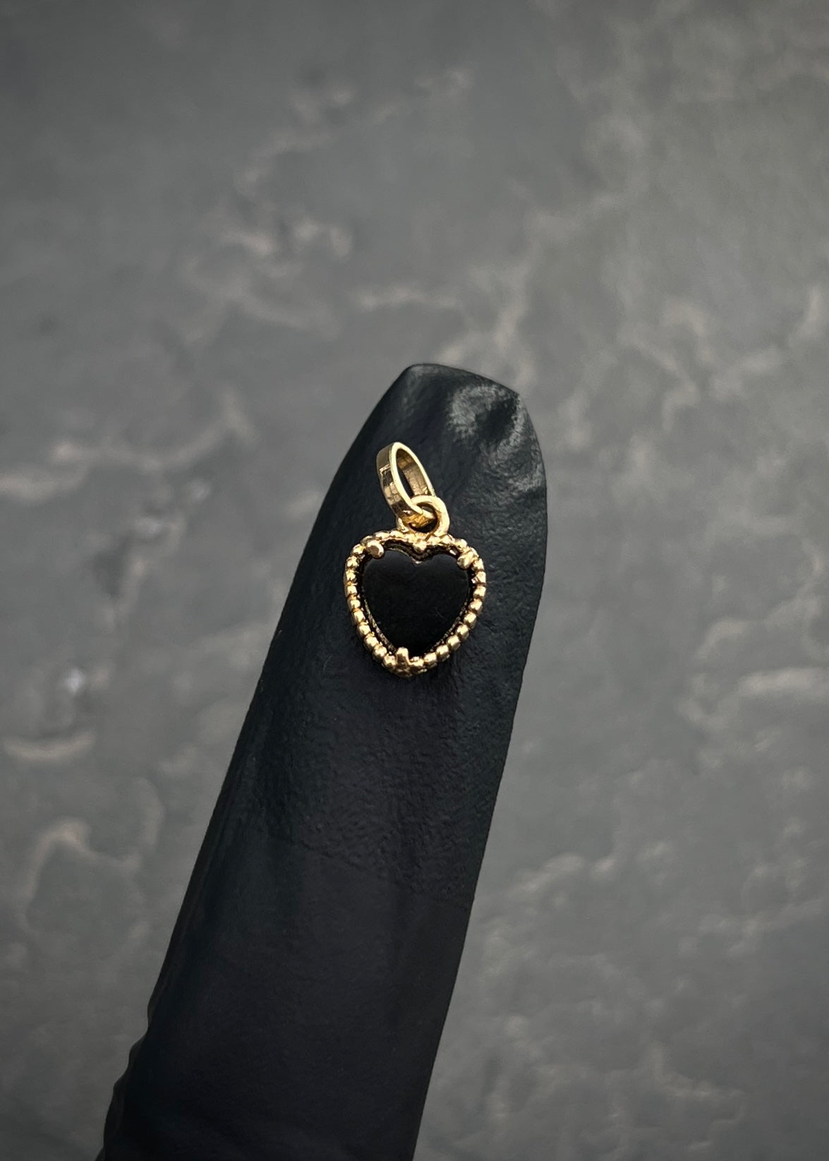 Dije corazon negro 1.4gr / Largo 1.7cm / Oro Amarillo Nac M