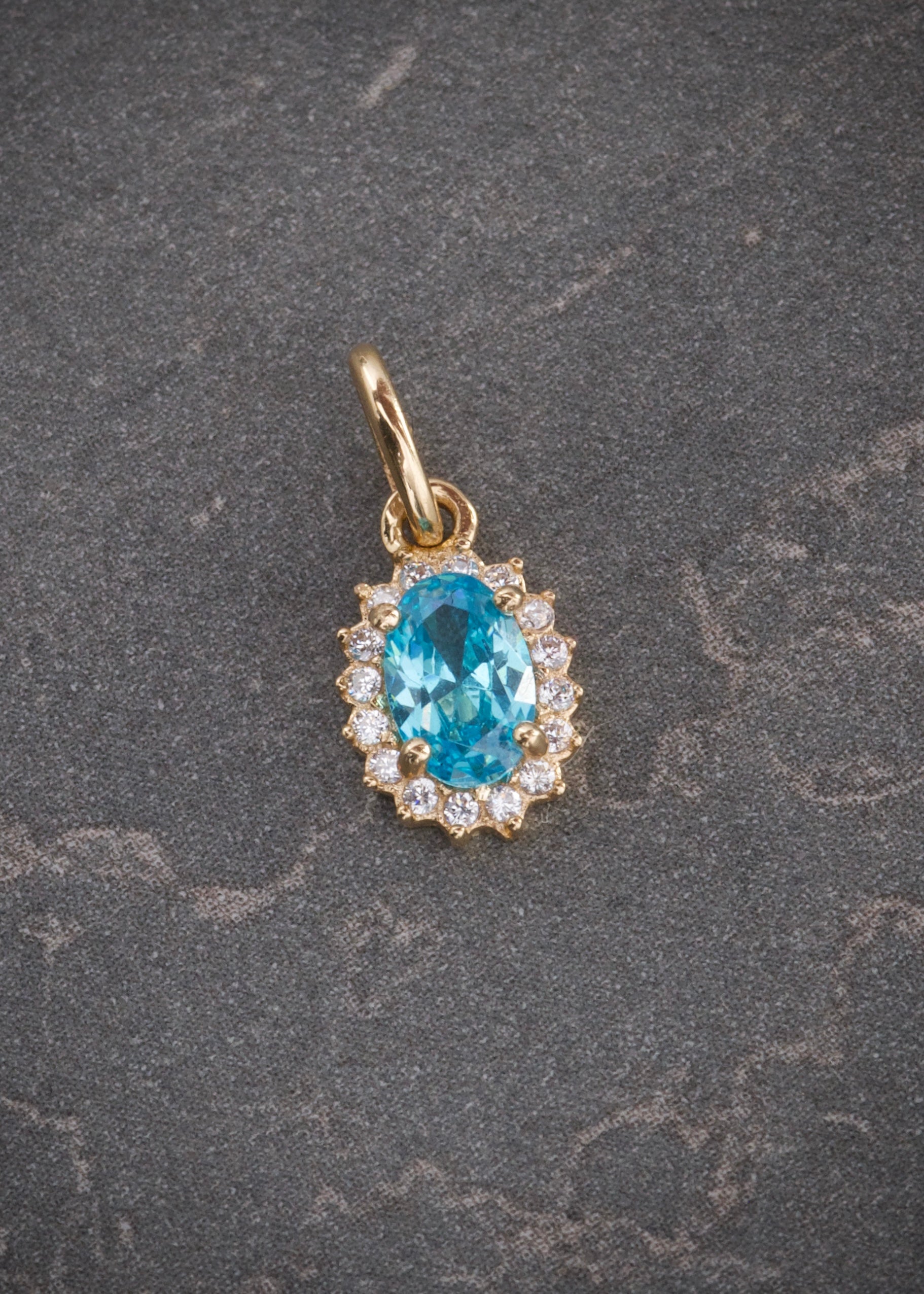 Dije ovalado con swarovski azul y blanco 0.65gr / Largo 1.4cm / Oro Amarillo Nac M