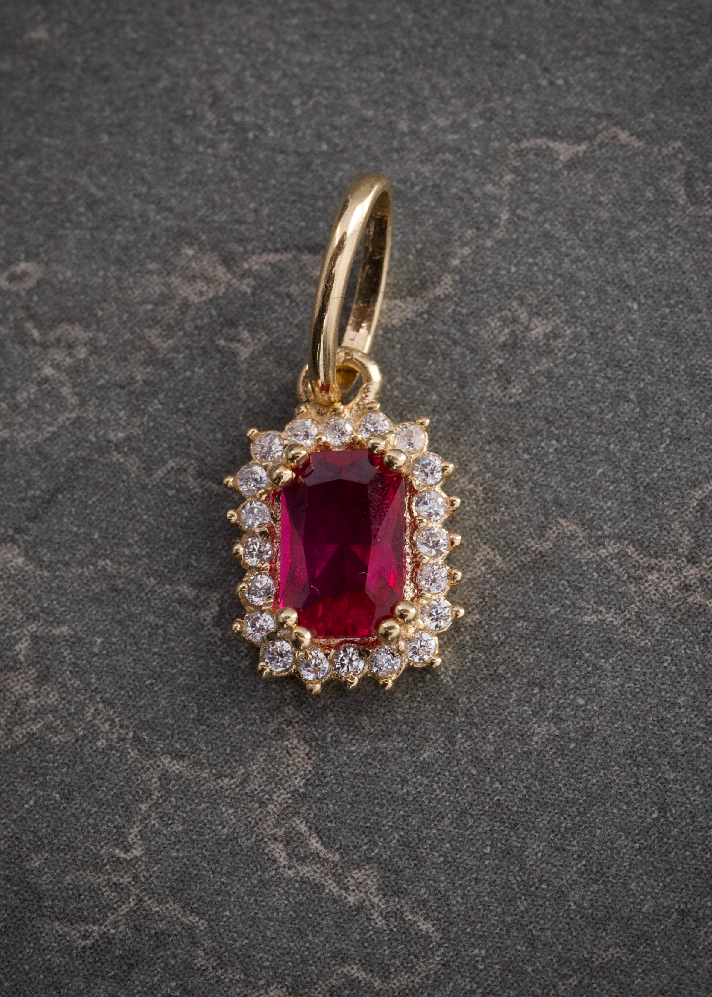 Dije con swarovski fucsia y blanco 0.9gr / Largo 1.5cm / Oro Amarillo Nac M