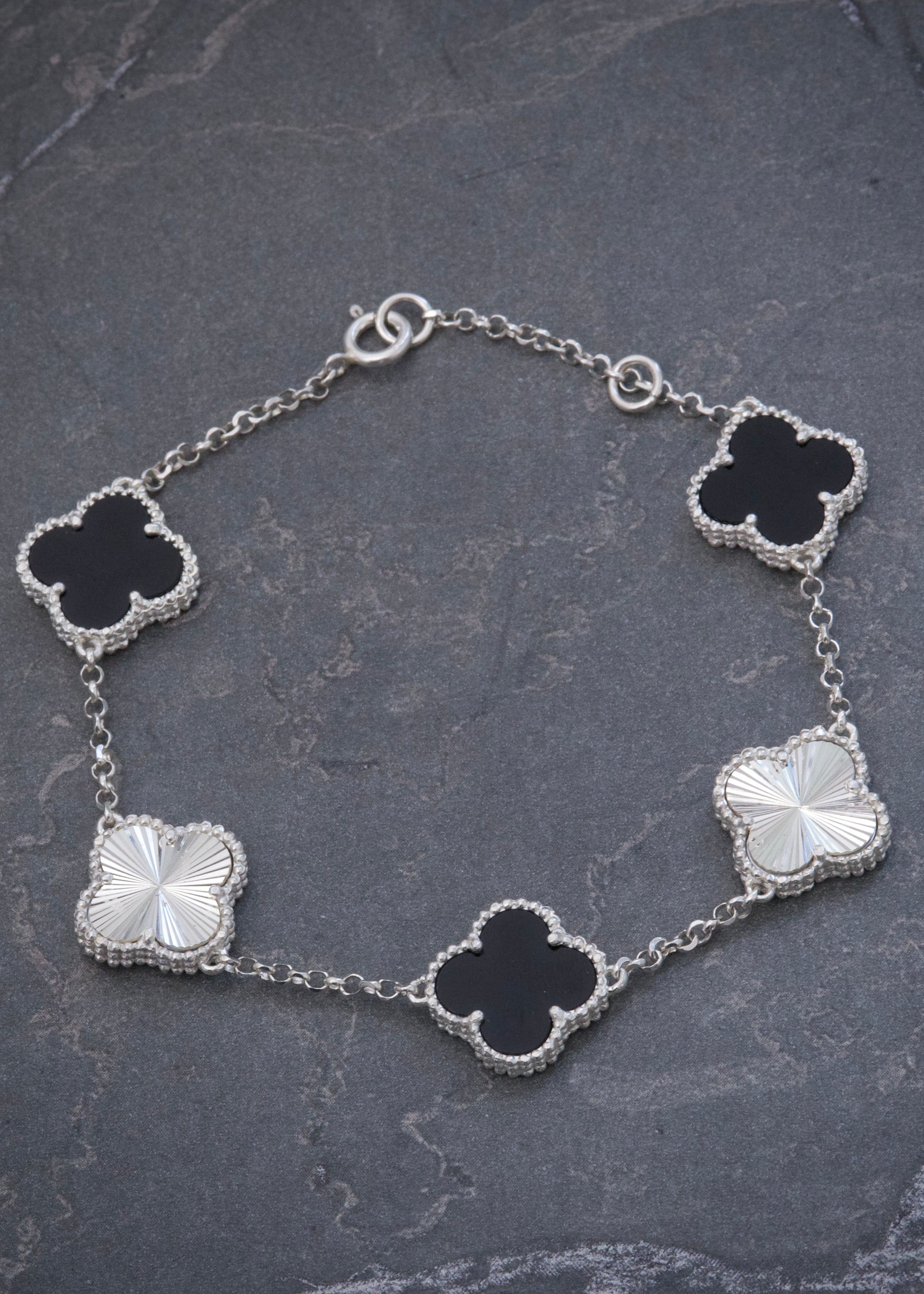 Pulso Lucky Clover Diamantado y Piedra Negra 7.85gr / 19cm / 14mm — Plata 925