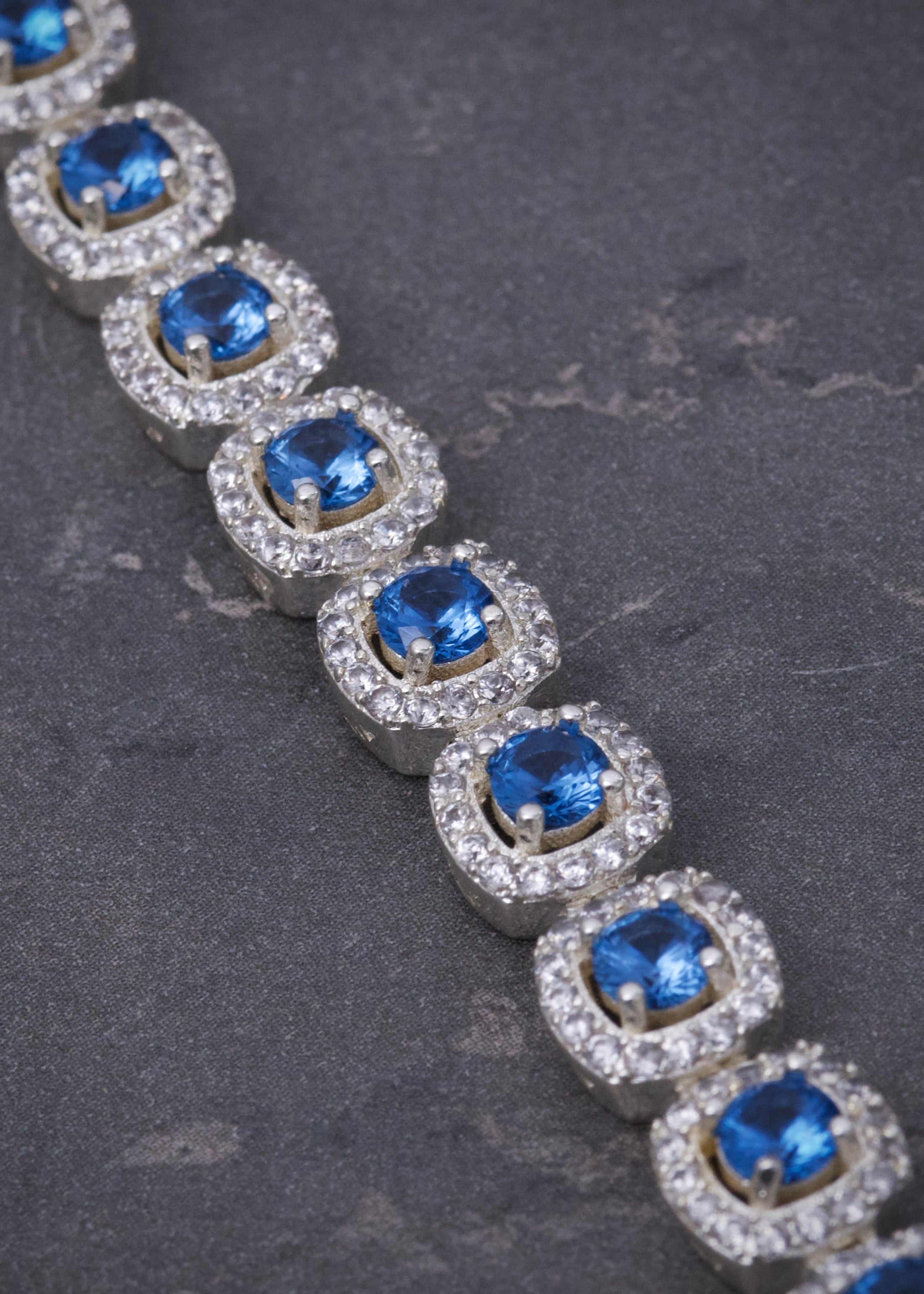 Pulso tenis con swarovski azul y blanco 22gr / Largo 18cm / Plata P