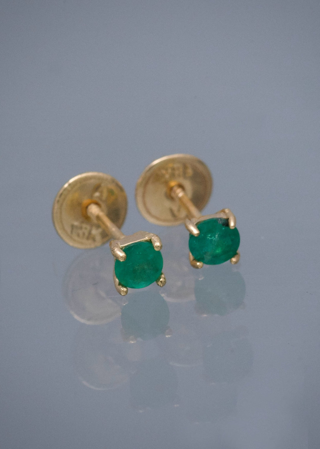 Topos con 38pts de Esmeralda 0.6gr / 0.3cm / 3mm — Oro Amarillo
