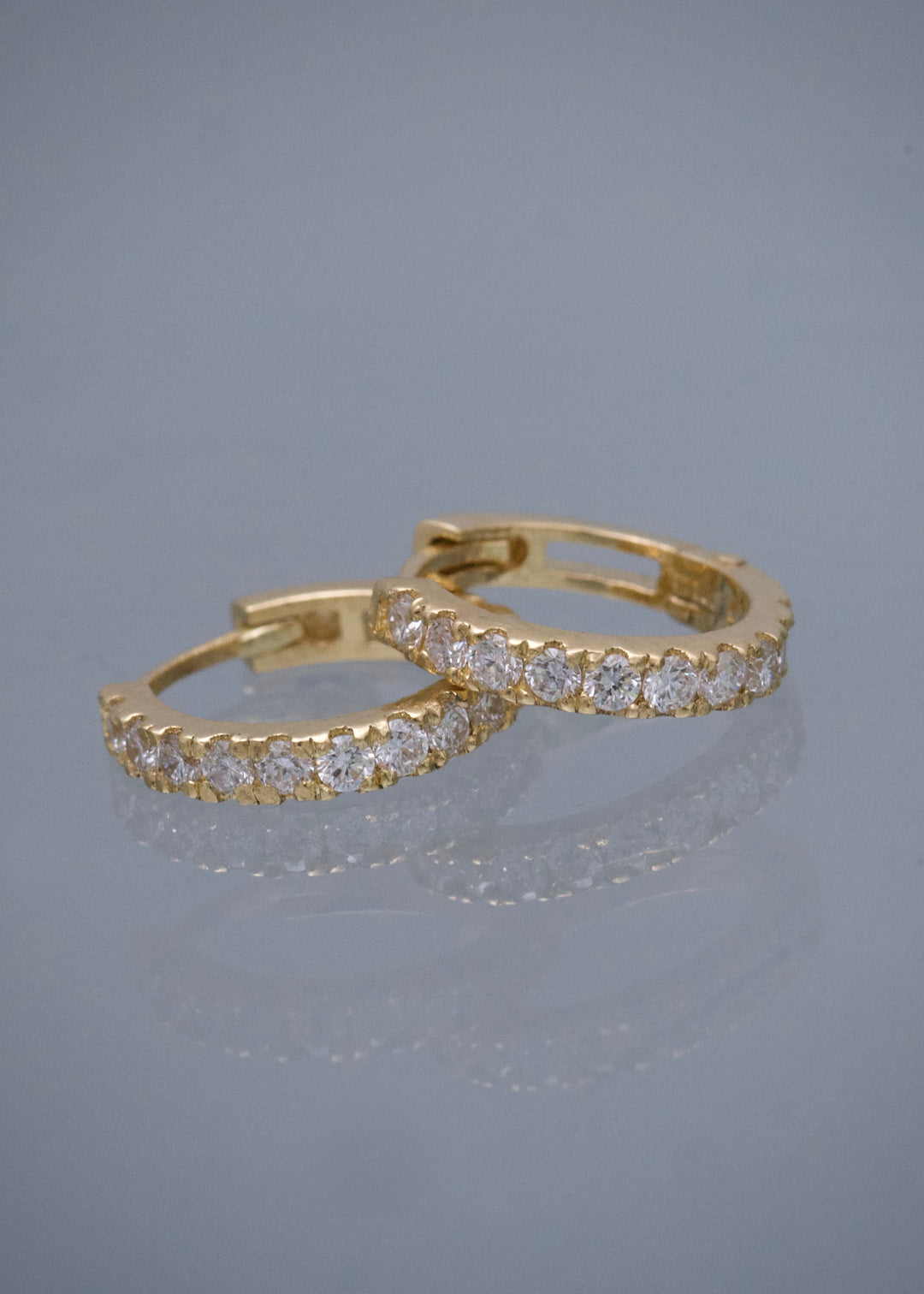 Candongas con 26pts de Diamantes 1.3gr / 1cm / 1.9mm — Oro Amarillo