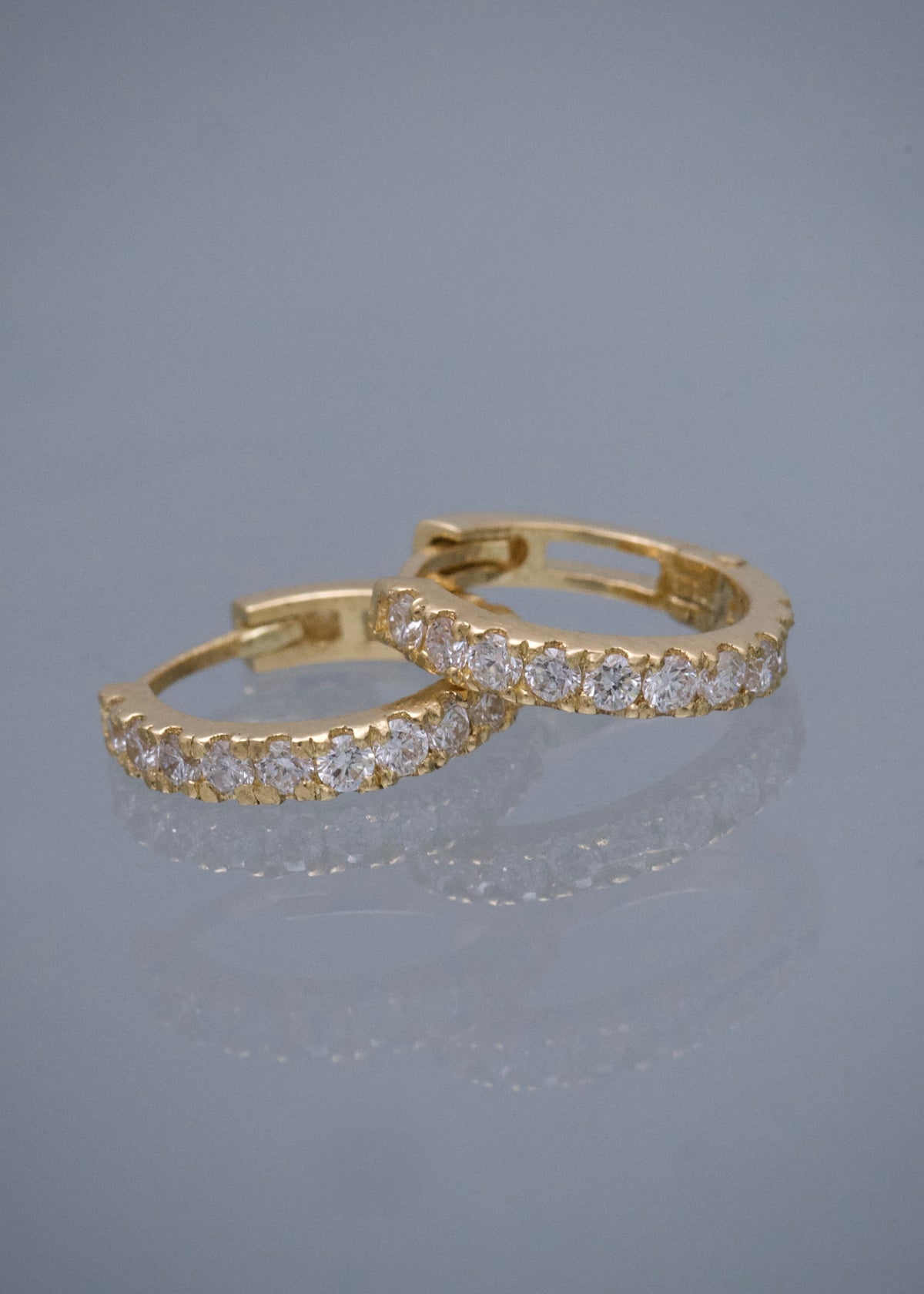 Candongas con 26pts de Diamantes 1.3gr / 1cm / 1.9mm — Oro Amarillo