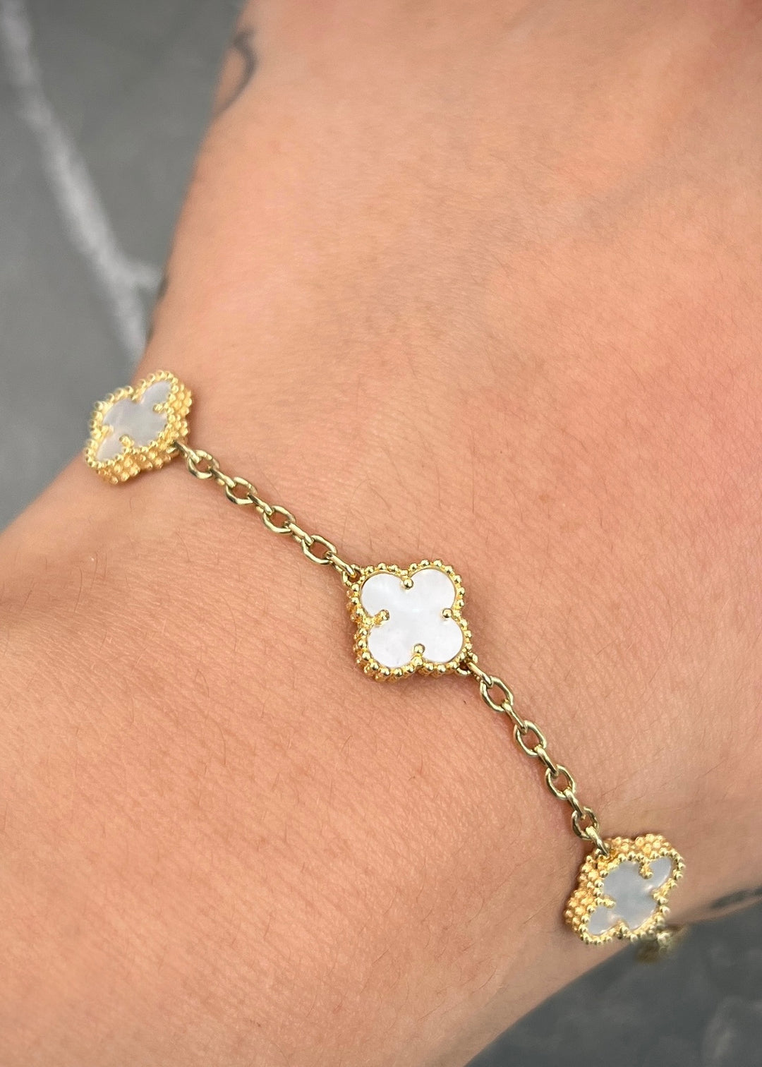Pulso Lucky Clover Piedra Blanca 5.9gr / 17cm / 9mm — Oro Amarillo