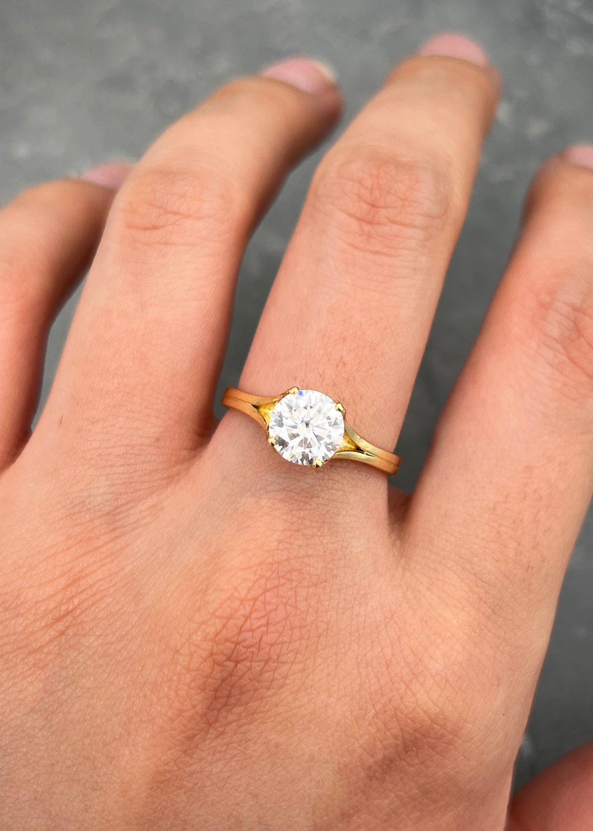 Solitario con 120pts de Moissanitas 2.8gr / Talla 7 — Oro Amarillo