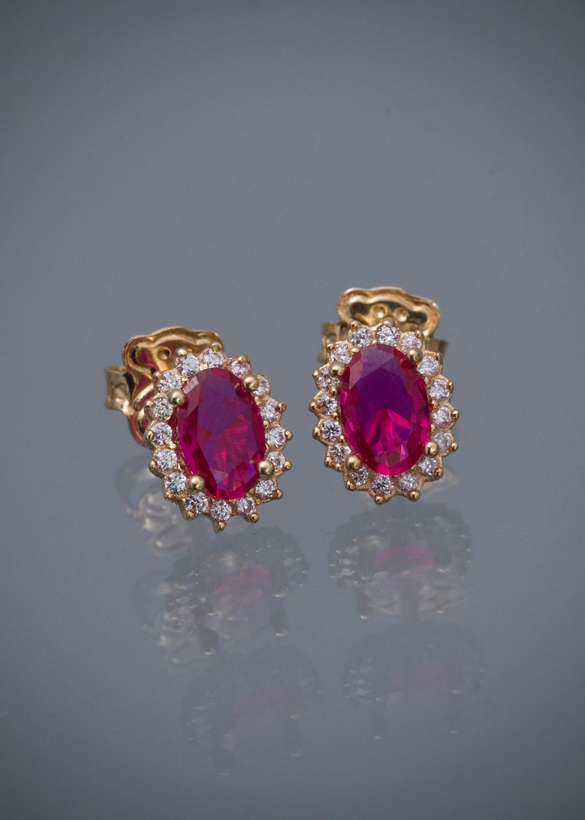 Topos ovalado con swarovski fucsia y blanco 1.5gr / Largo 0.8cm / Oro Amarillo Nac M