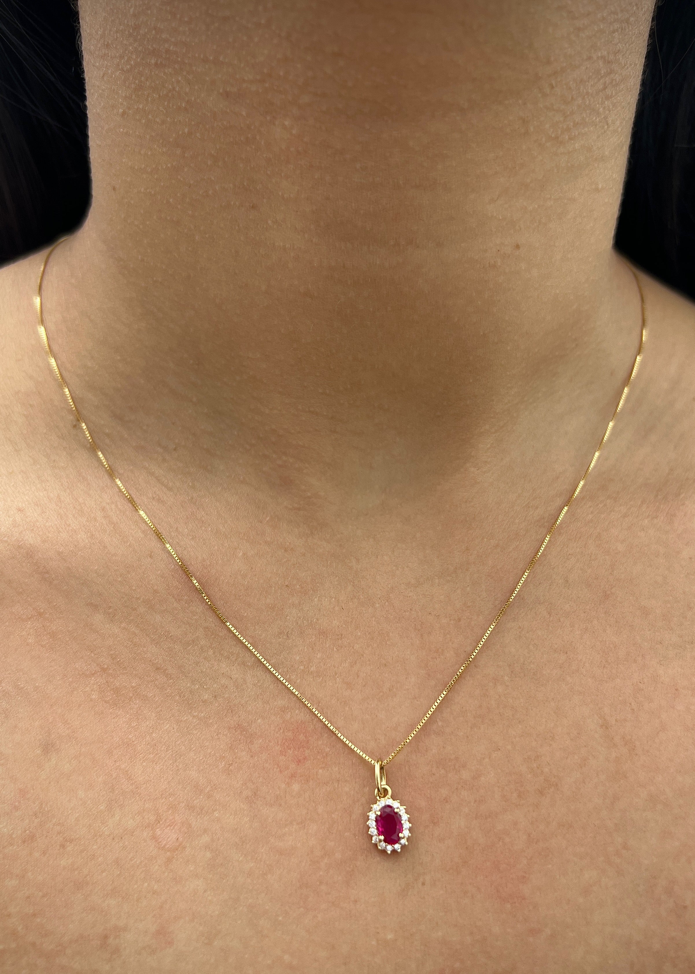 Dije ovalado con swarovski fucsia y blanco 0.6gr / Largo 1.4cm / Oro Amarillo Nac M