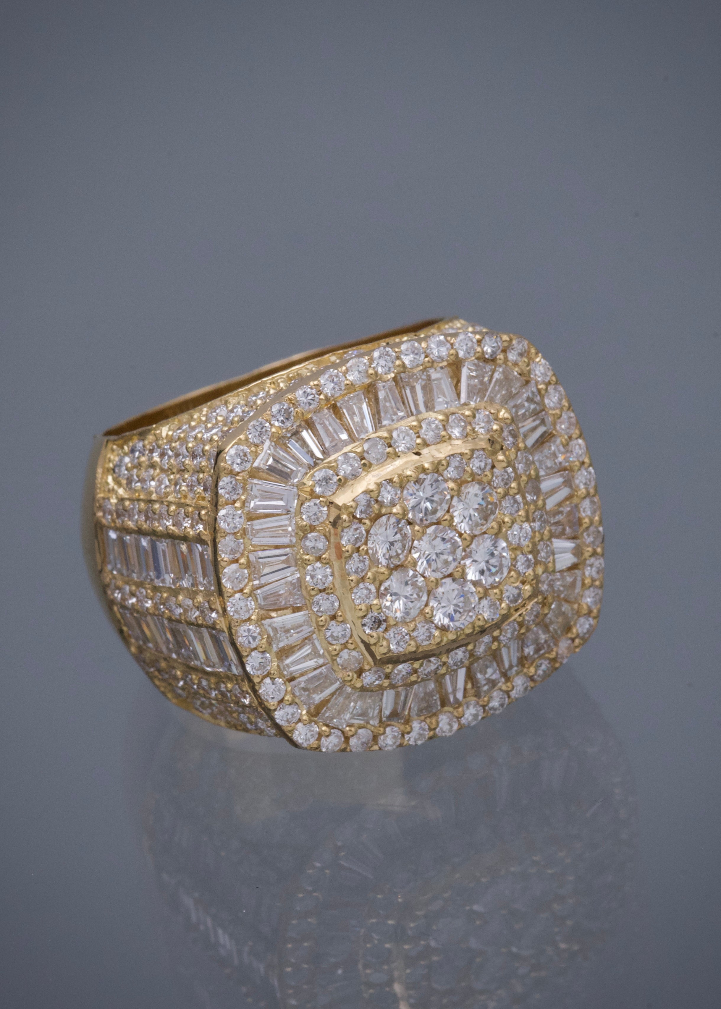 Anillo con 822pts de diamantes 32.75gr / TALLA 11 / Oro Amarillo (Joya) M