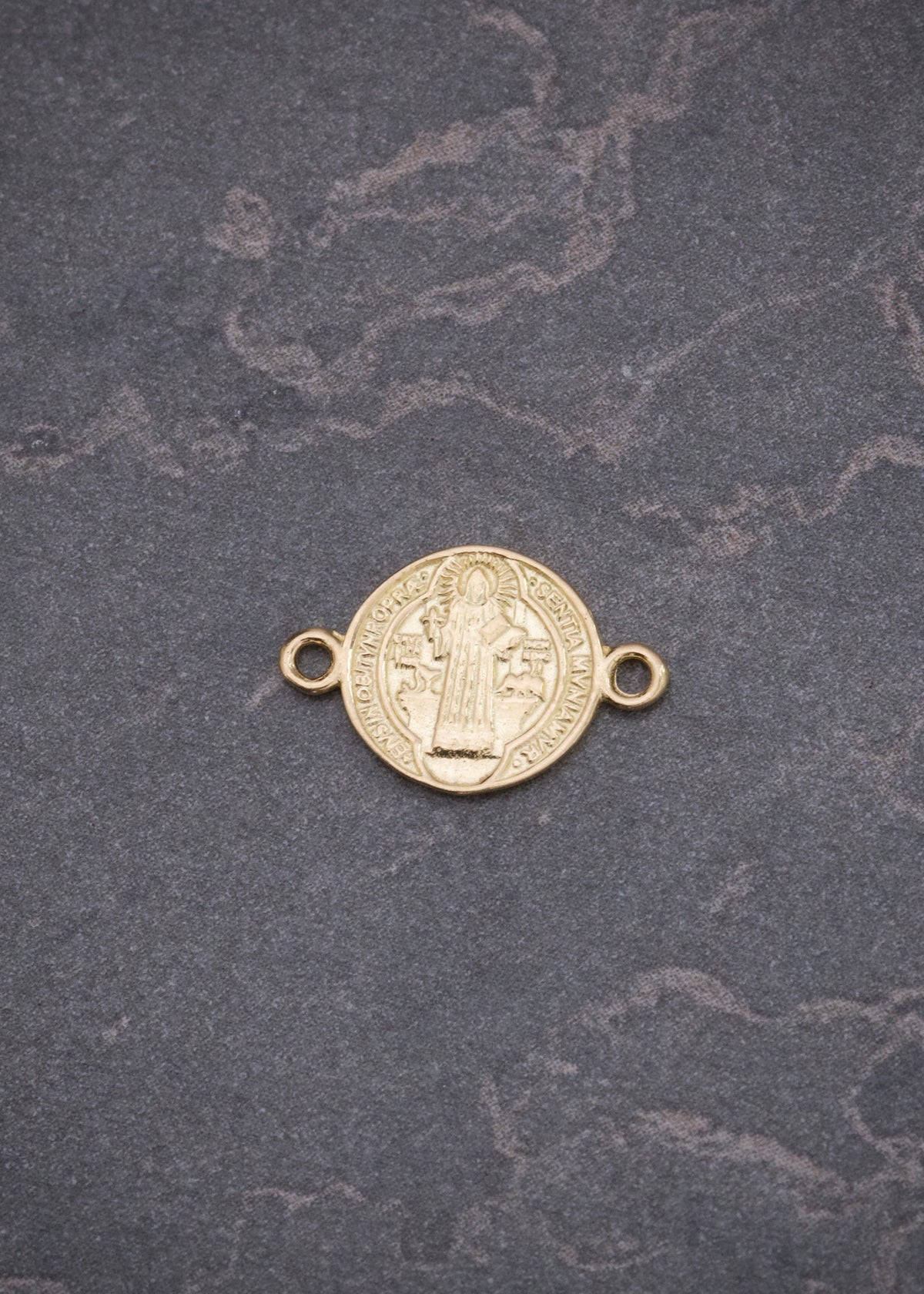 Herraje San Benito 0.55gr / 1.4cm / 9.4mm — Oro Amarillo