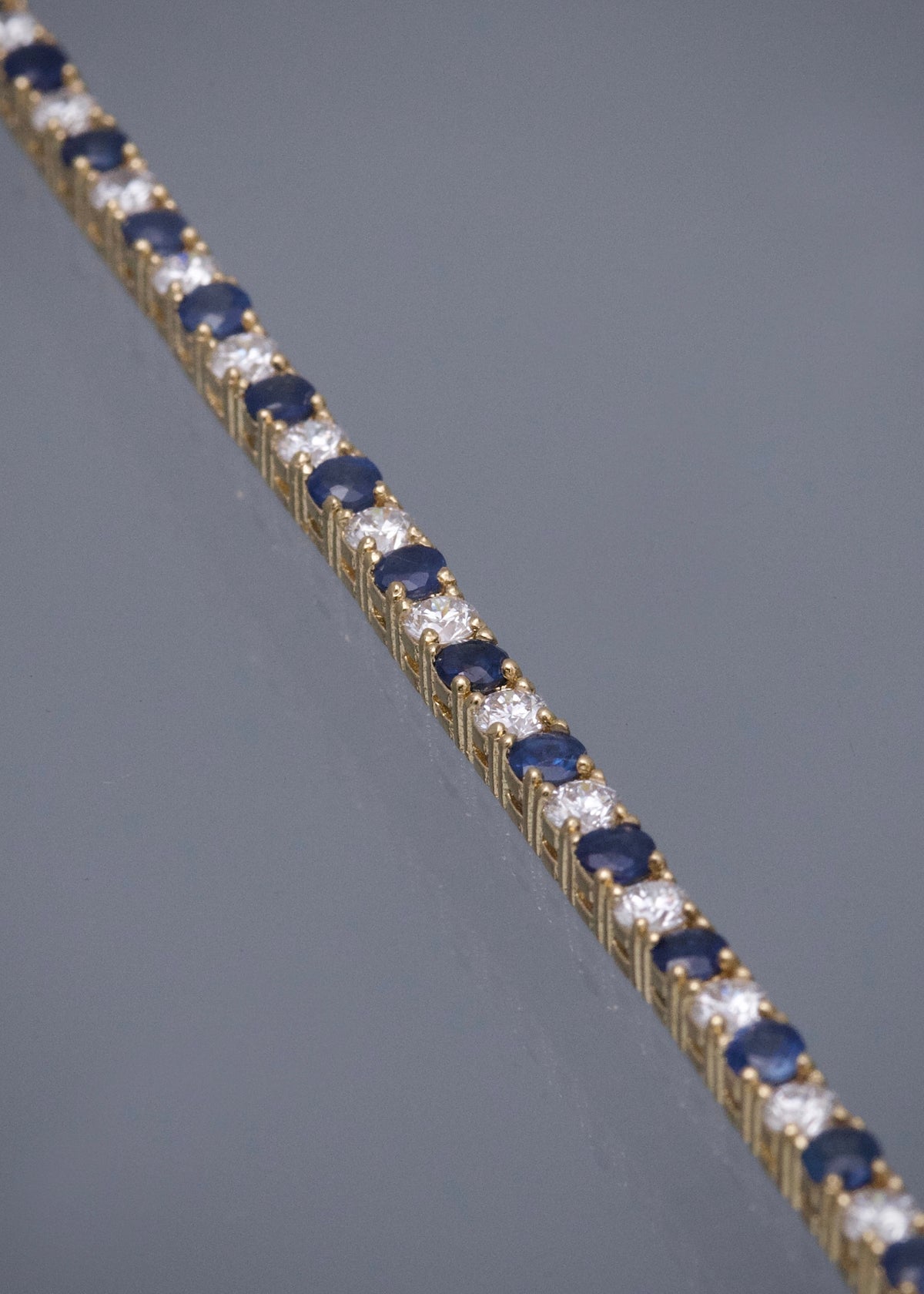 Pulso Tenis con 283pts de Zafiros y 204pts de Diamantes 9.85gr / 17.5cm / 2.6mm — Oro Amarillo
