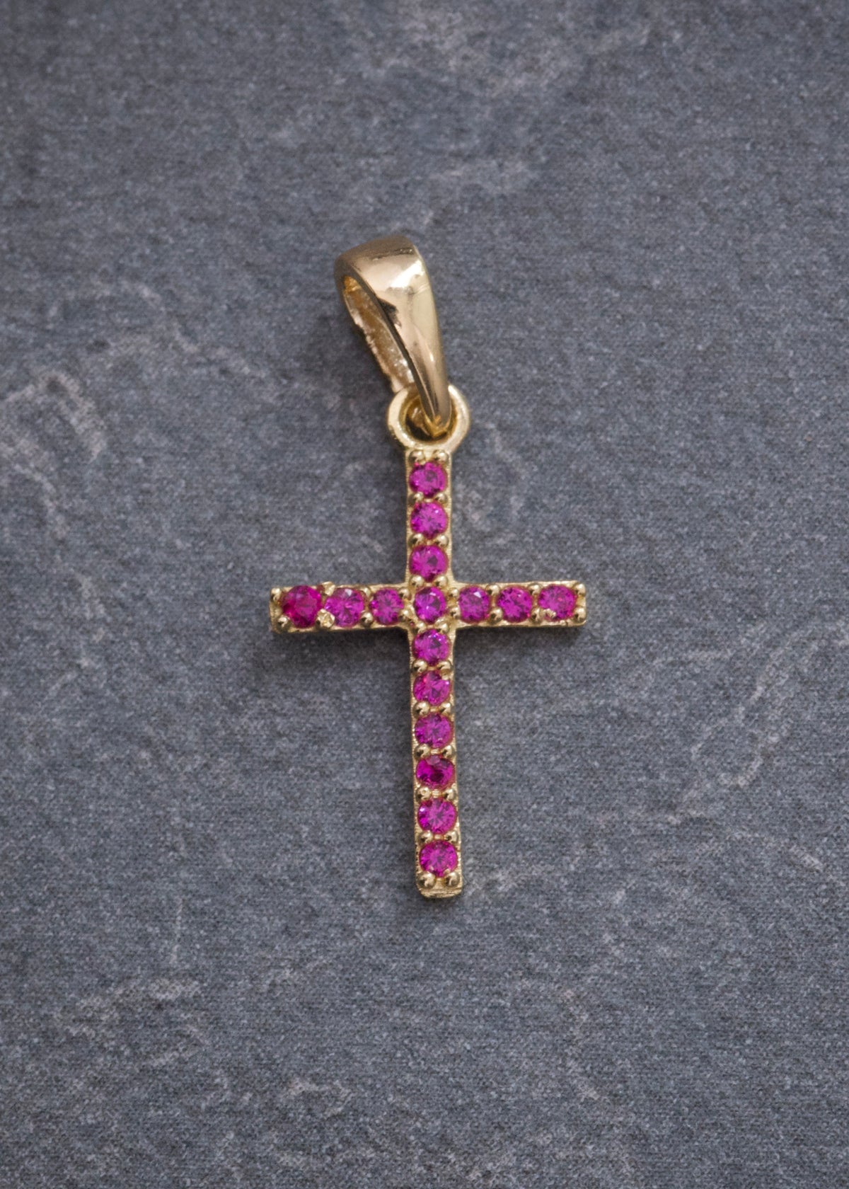 Dije Cruz con Swarovski Fucsia 0.65gr / 2cm / 9.9mm — Oro Amarillo