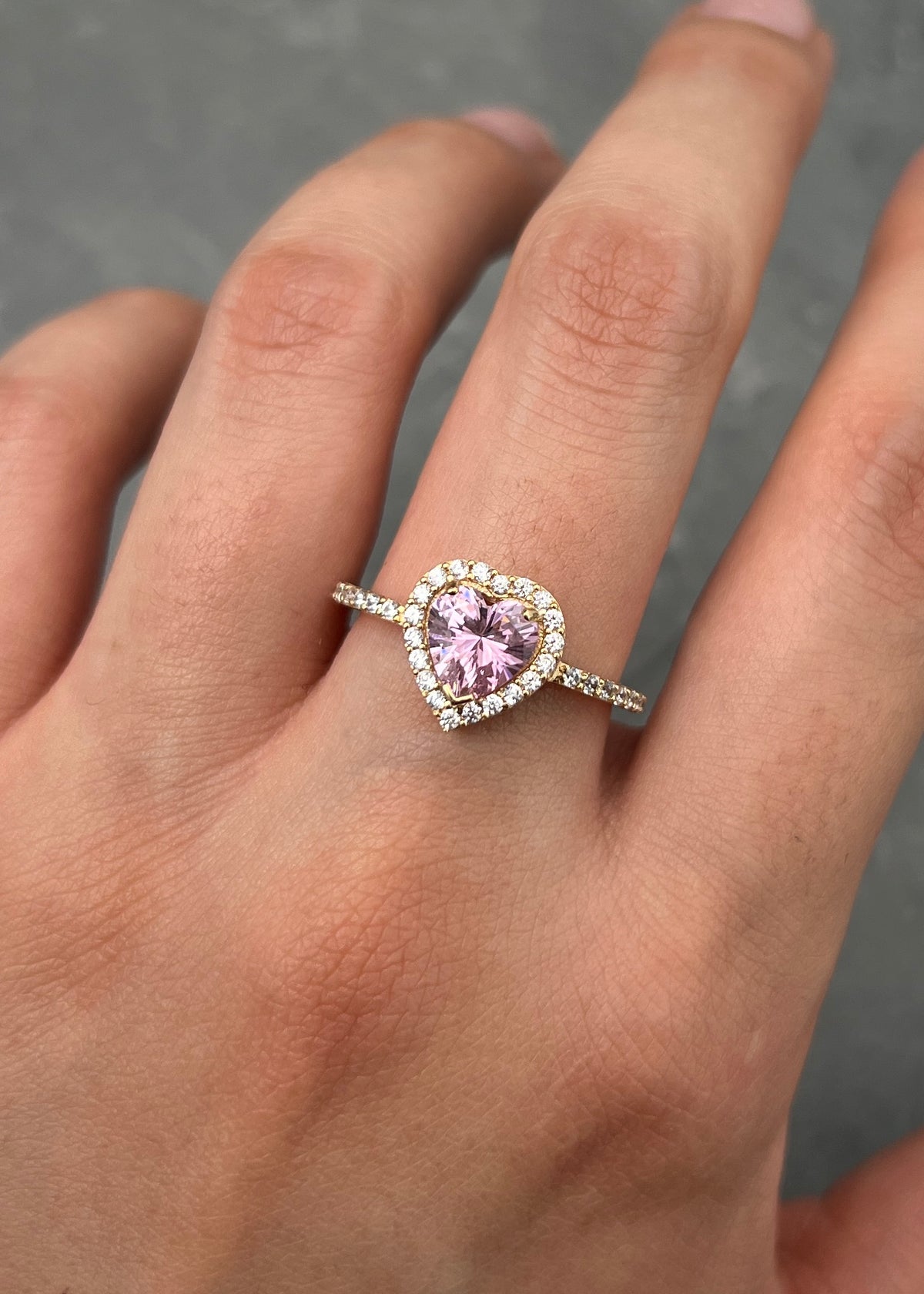 Anillo Corazon con Swarovski Rosado y Blanco 2.8gr / Talla 7 1/4 — Oro Amarillo