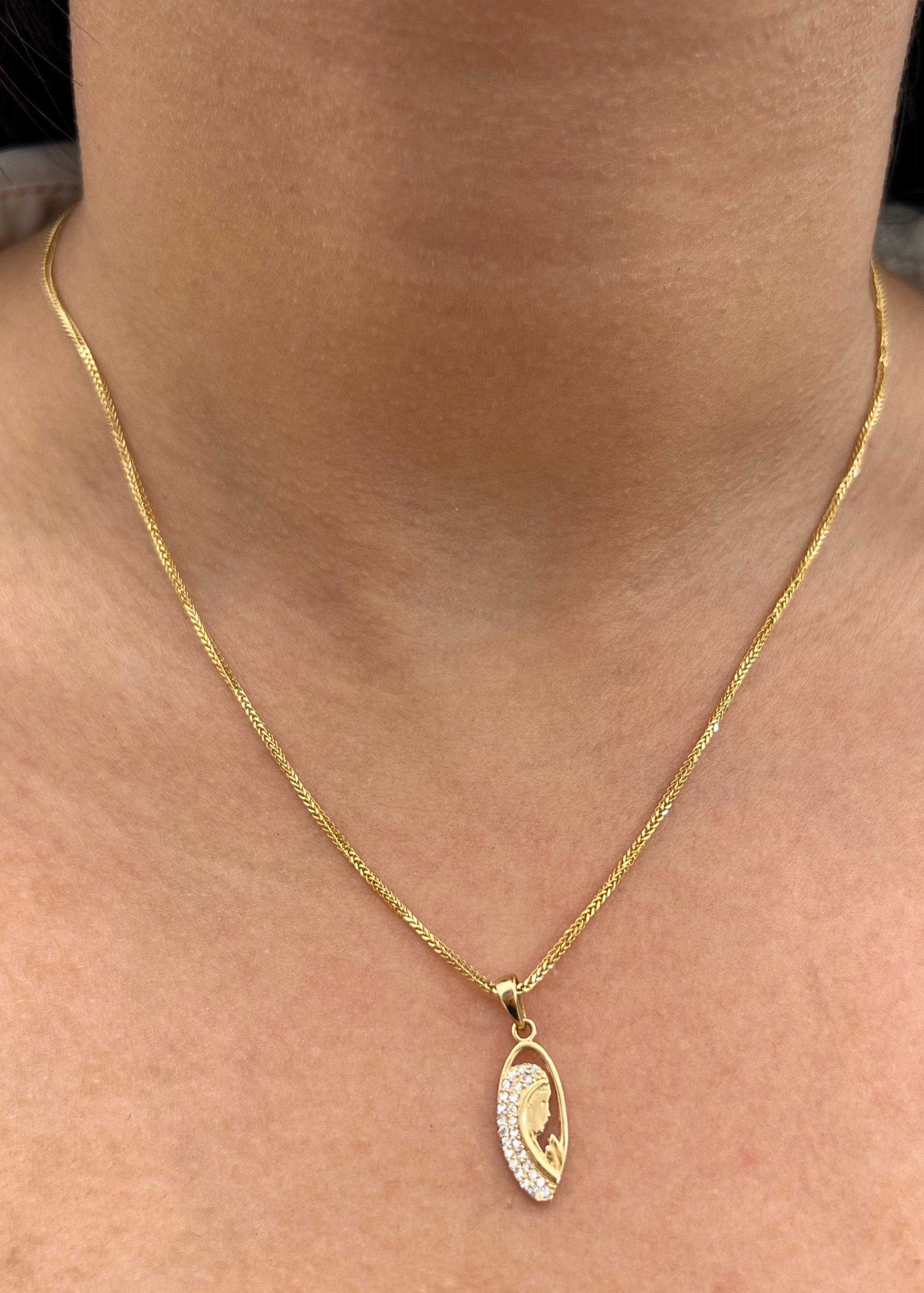 Dije Virgen Maria con Swarovski Blanco 1.15gr / 2.3cm / 7.3mm — Oro Amarillo