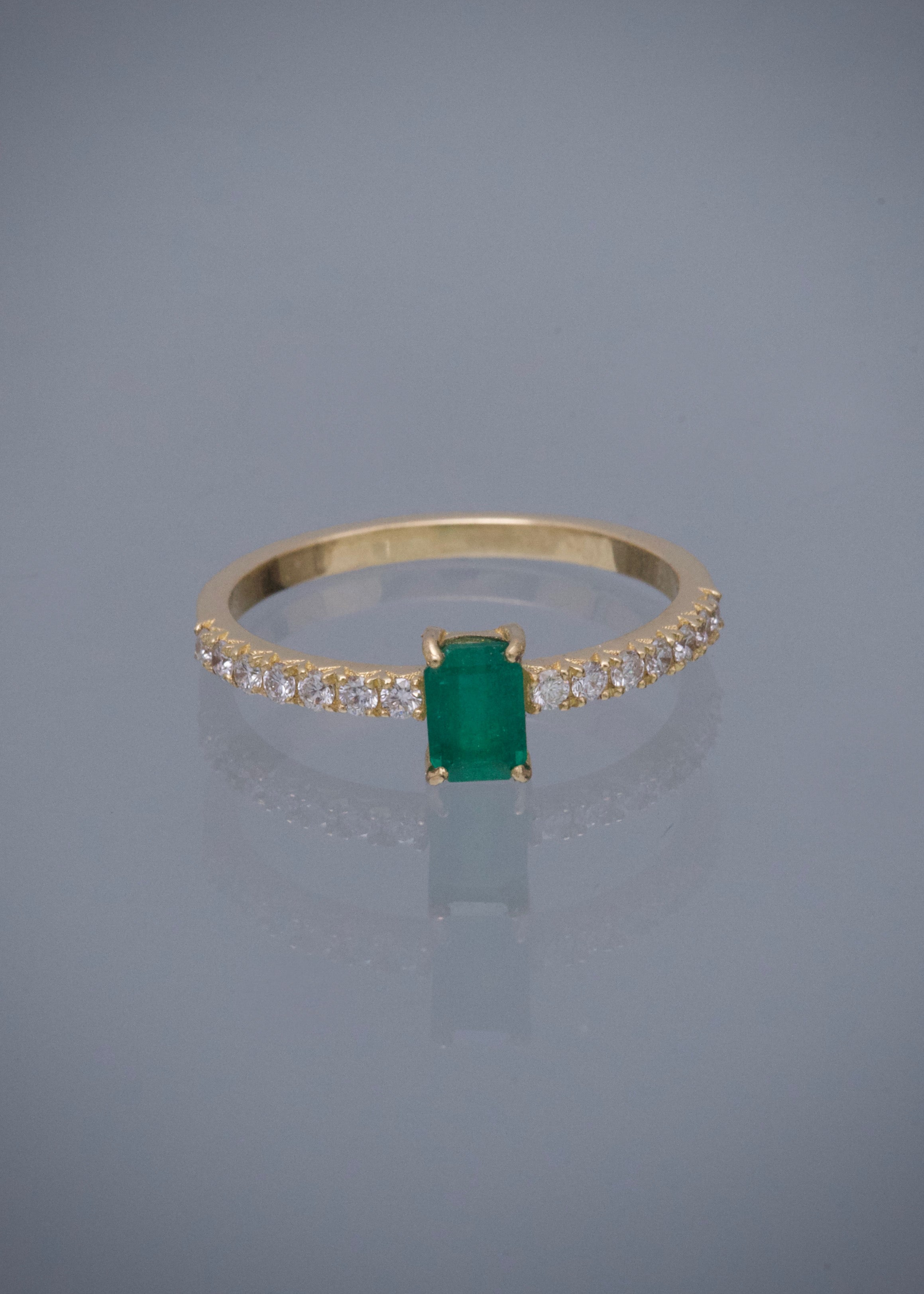 Solitario con 41pts de Esmeralda y 18pts de Diamantes 2.4gr / Talla 7 3/4 — Oro Amarillo