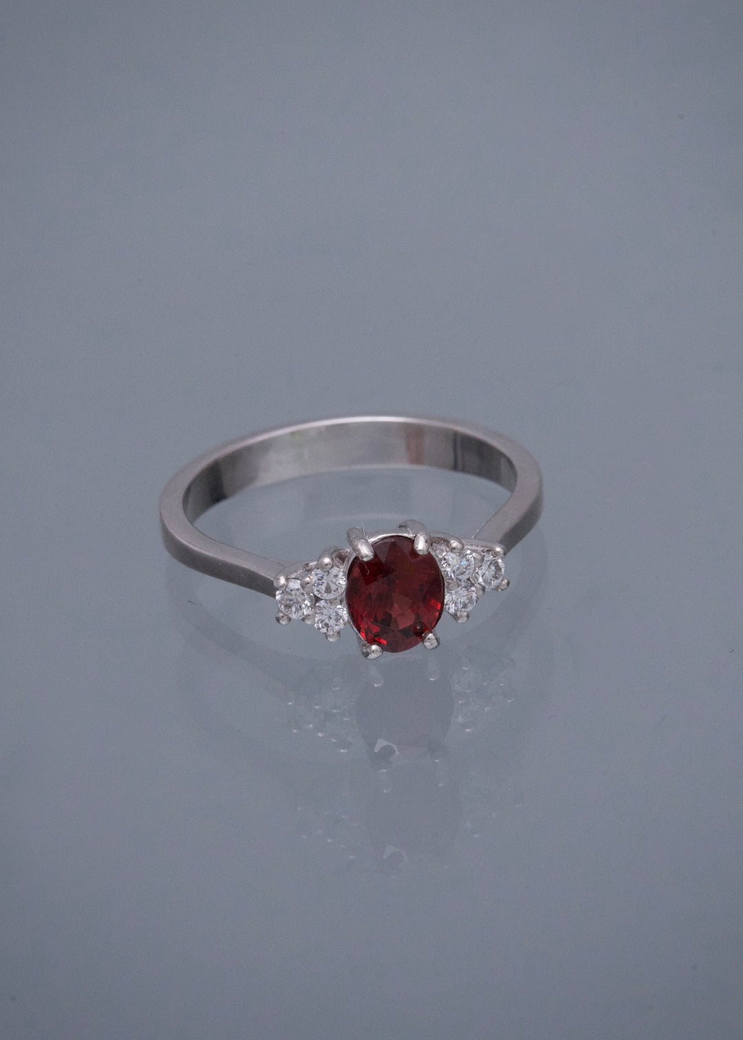 Solitario con 77pts de granate y 14pts de Diamantes 3.2gr / Talla 6 — Oro Blanco