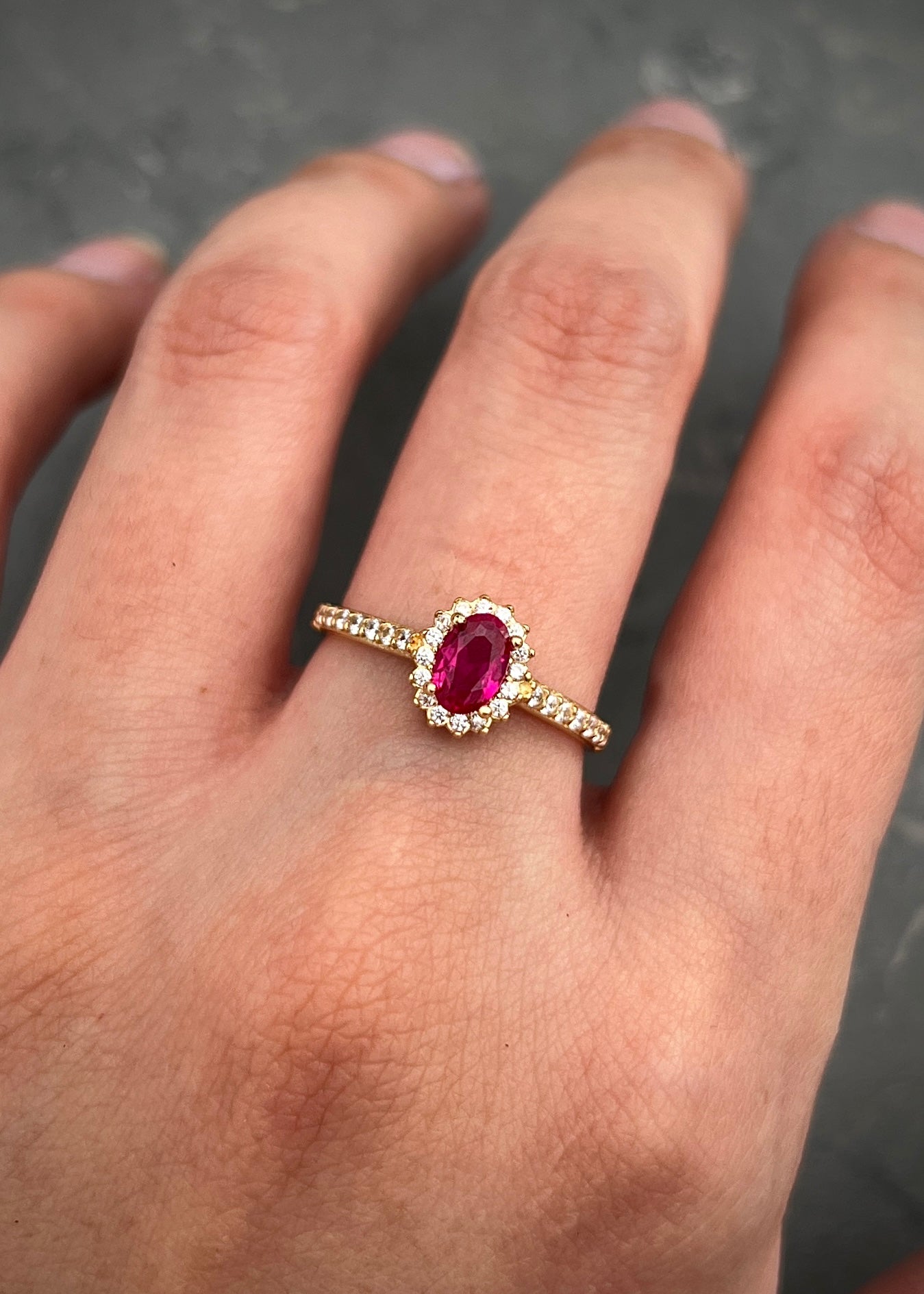 Solitario ovalado con swarovski fucsia y blanco 2.15gr / Talla 6 1/2 / Oro Amarillo Nac M