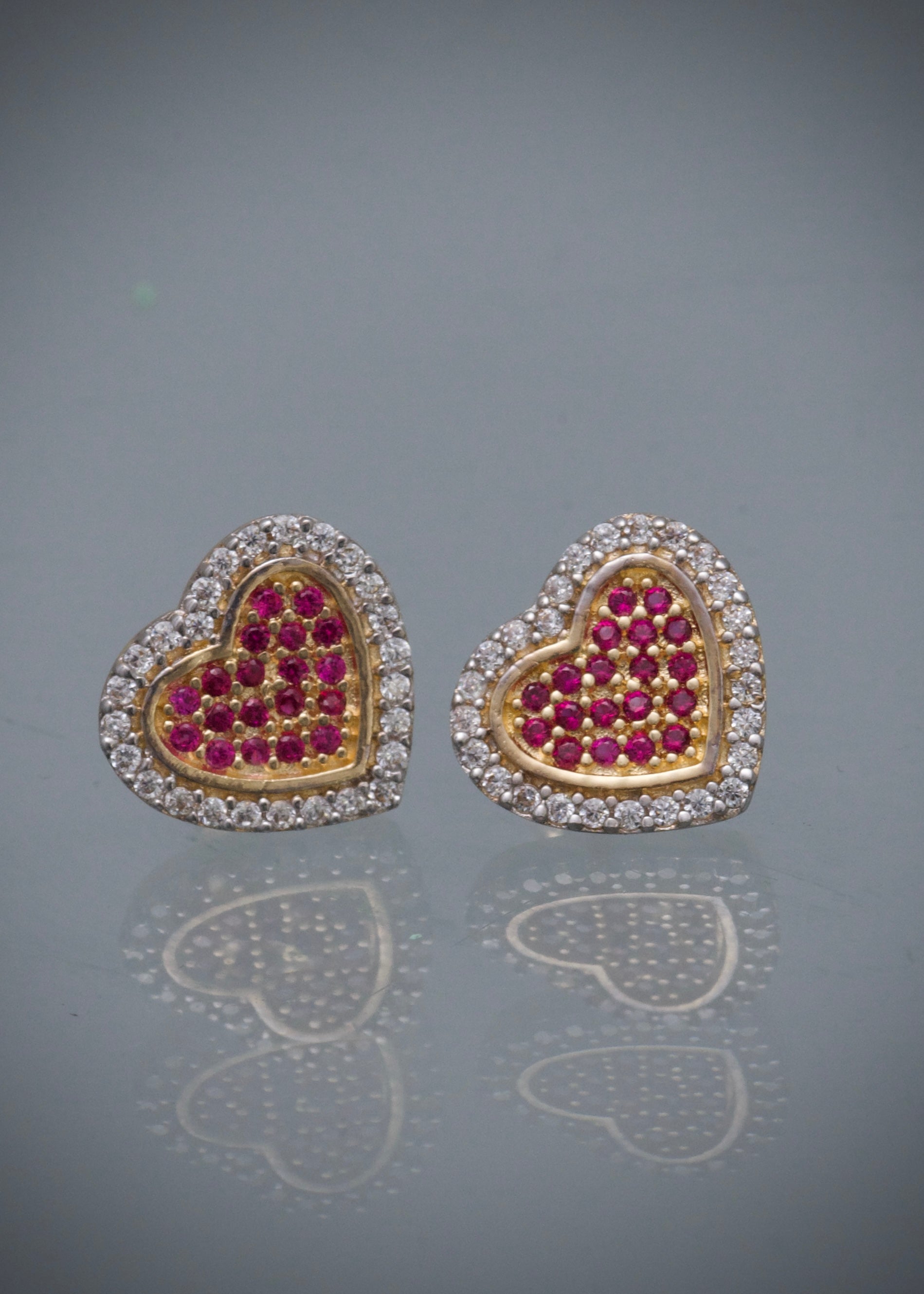 Topos corazon con swarovski fucsia y blanco 2.8gr / Largo 1.8cm / Oro Amarillo Nac M