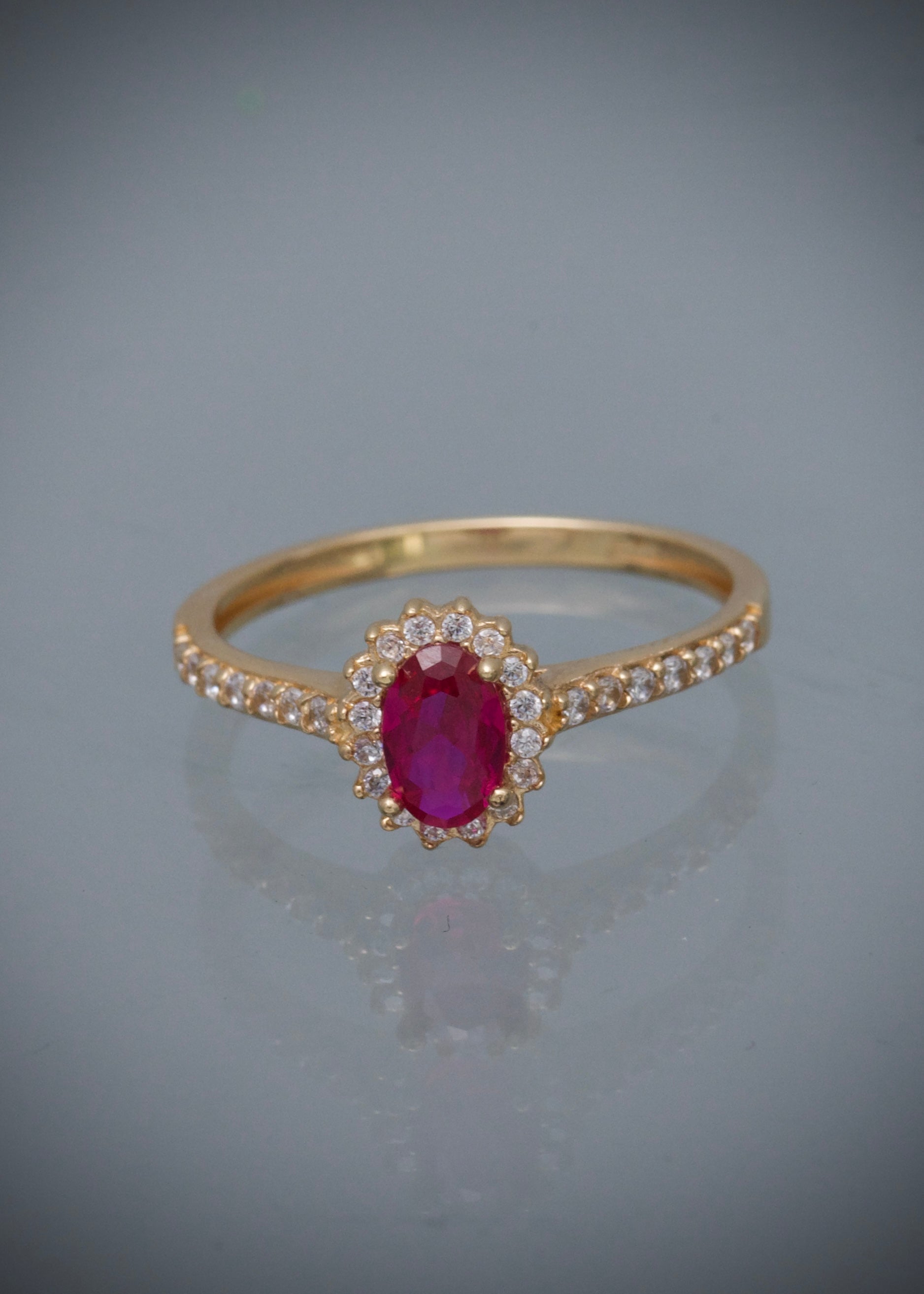 Solitario ovalado con swarovski fucsia y blanco 2.15gr / Talla 6 1/2 / Oro Amarillo Nac M