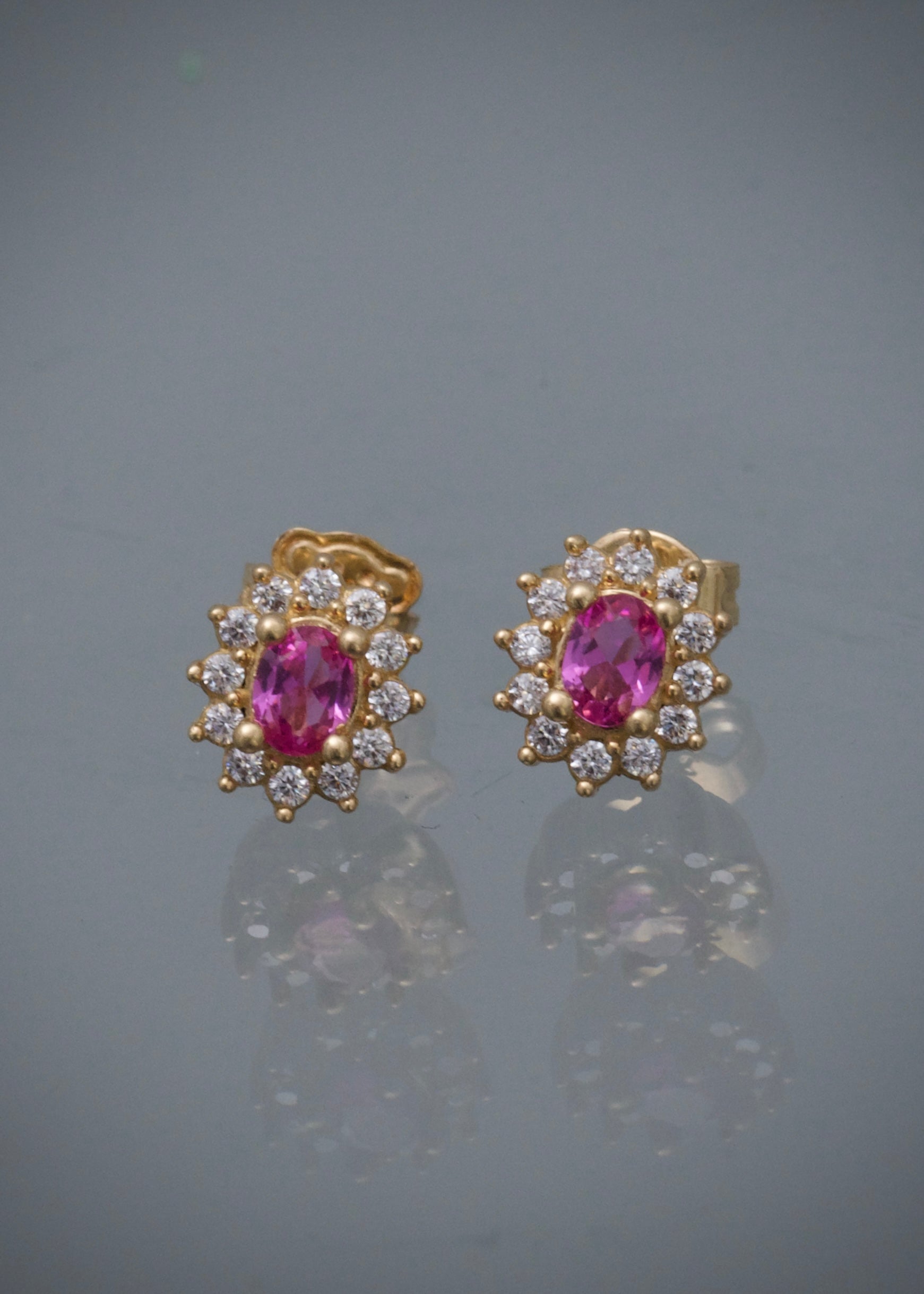 Topos flor con swarovski rosado y blanco 2.4gr / Largo 0.8cm / Oro Amarillo Nac M