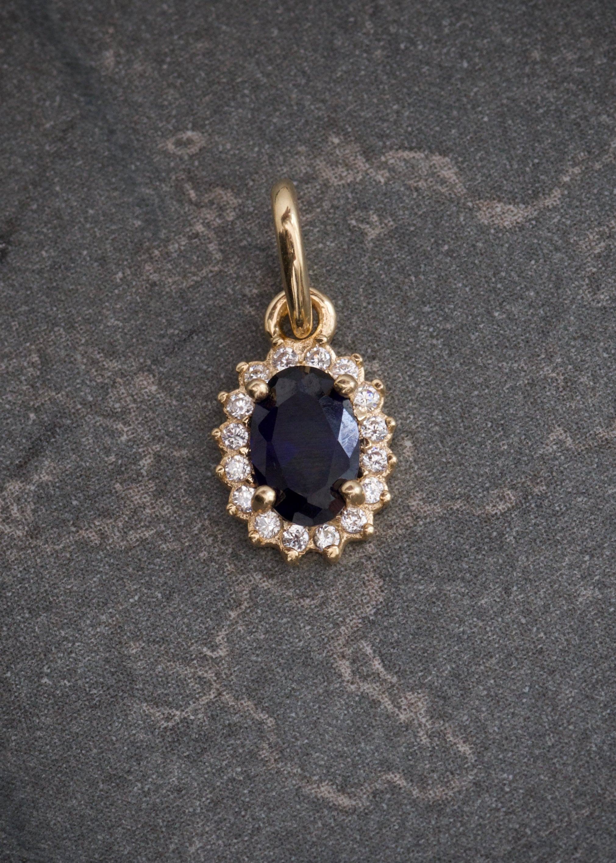 Dije ovalado con swarovski azul y blanco 0.6gr / Largo 1.4cm / Oro Amarillo Nac M