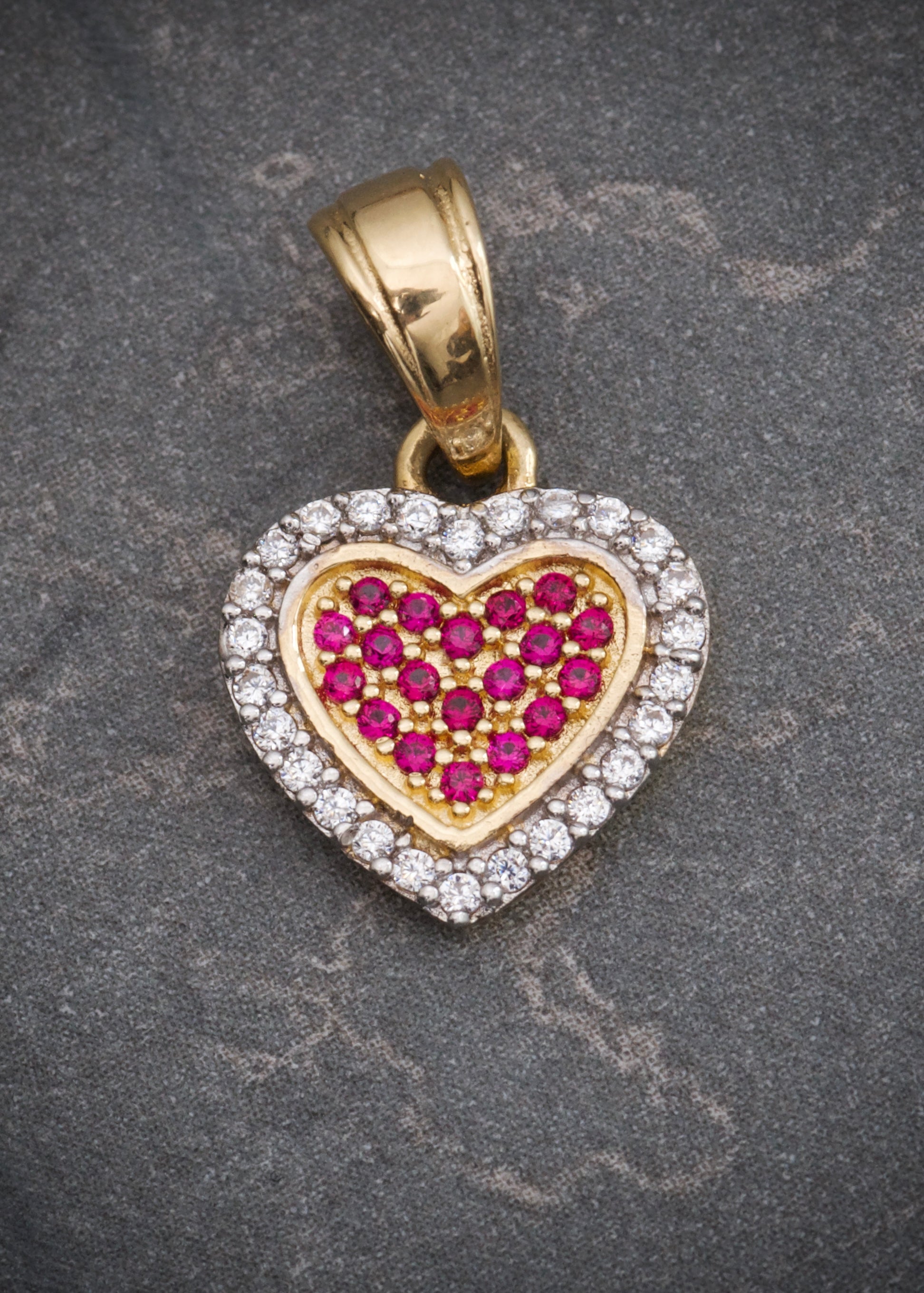 Dije corazon con swarovski fucsia y blanco 1.4gr / Largo 1.7cm / Oro Amarillo Nac M