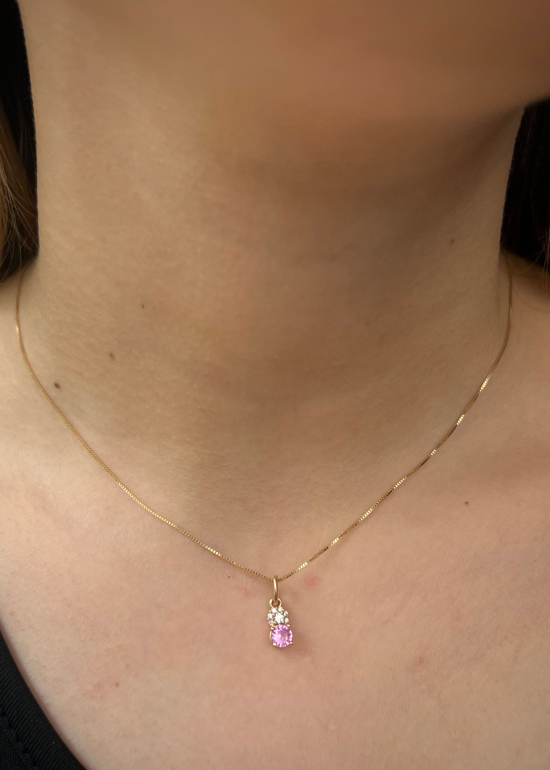 Dije con swarovski rosado y blanco 0.6gr / Largo 1.3cm / Oro Amarillo Nac M