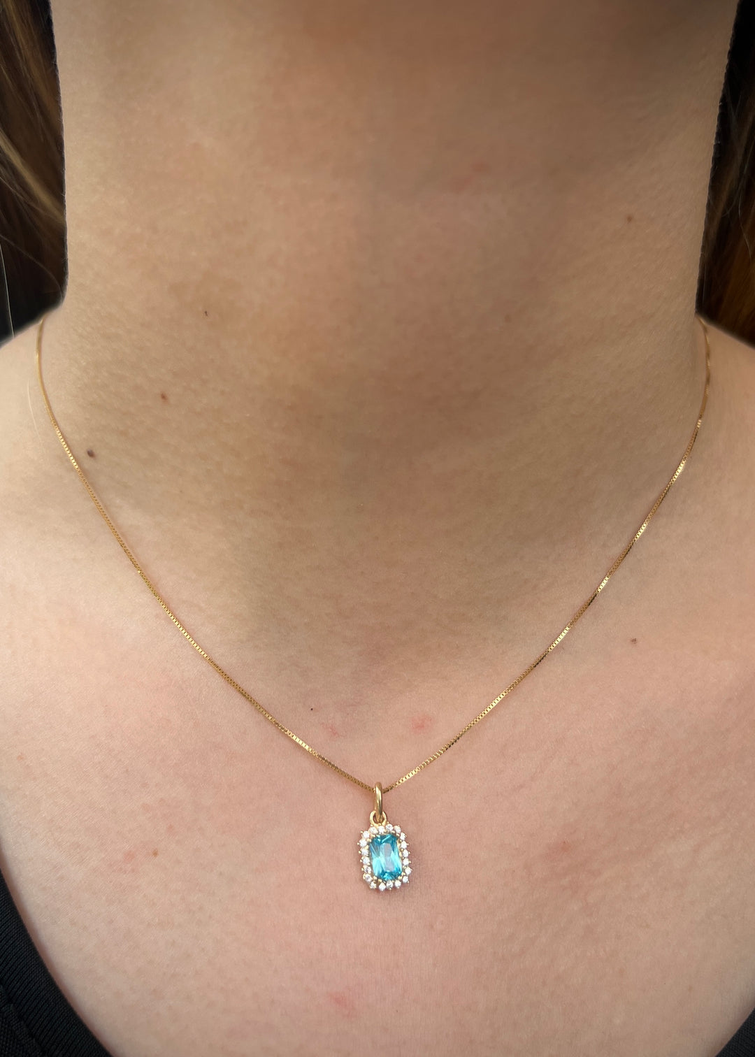 Dije con swarovski azul y blanco 1gr / Largo 1.5cm — Oro Amarillo