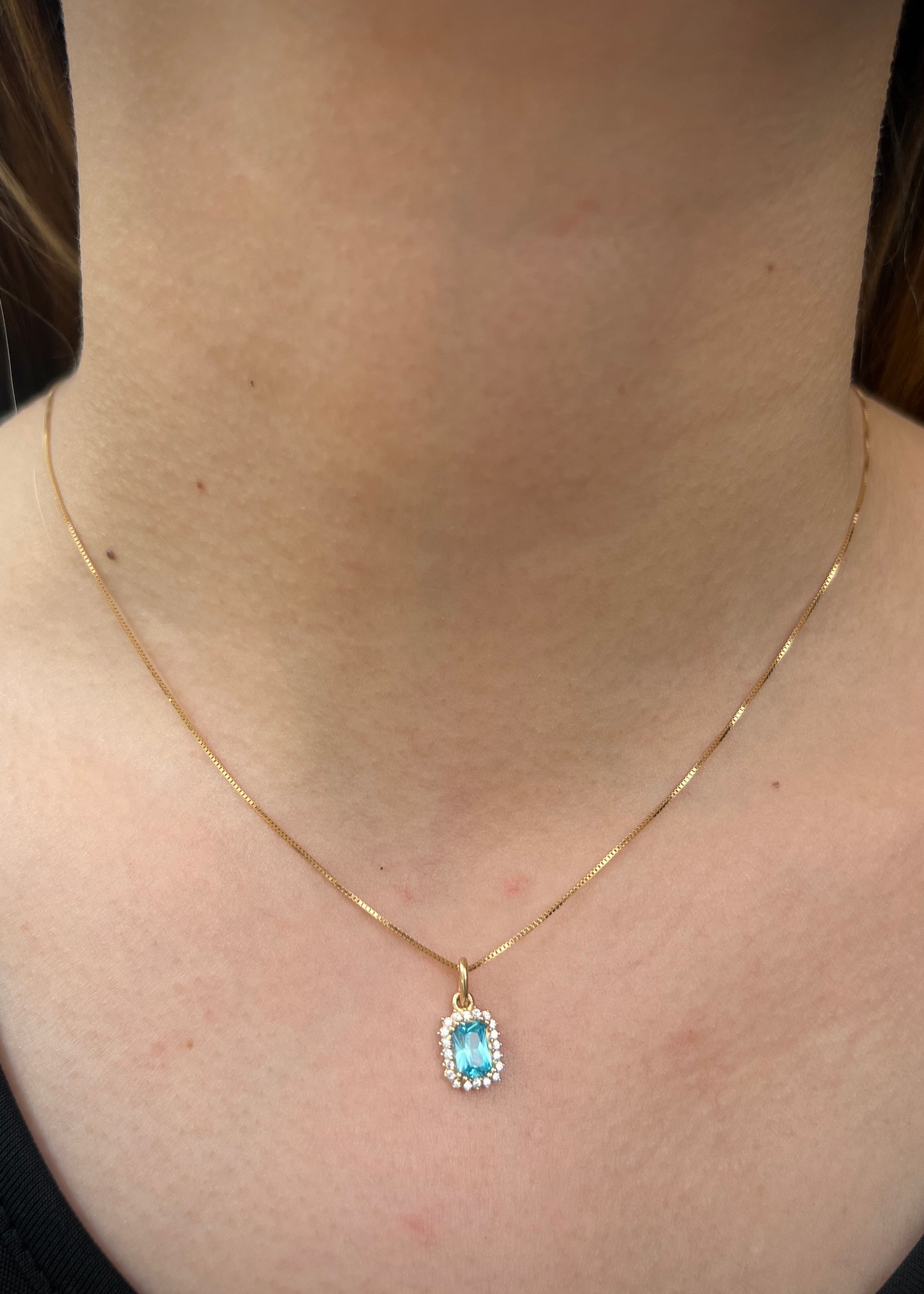 Dije con swarovski azul y blanco 1gr / Largo 1.5cm / Oro Amarillo Nac M