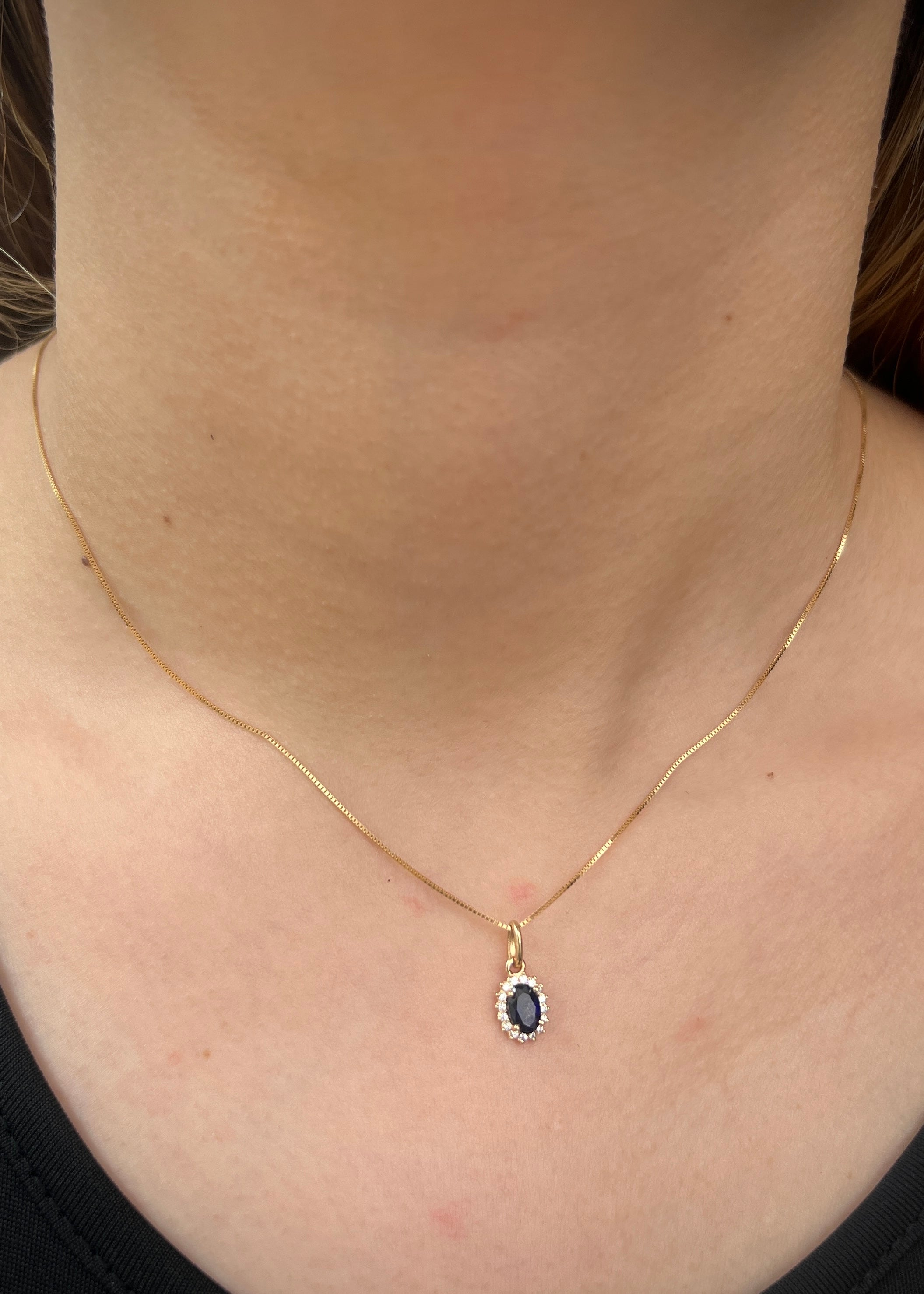 Dije ovalado con swarovski azul y blanco 0.6gr / Largo 1.4cm / Oro Amarillo Nac M