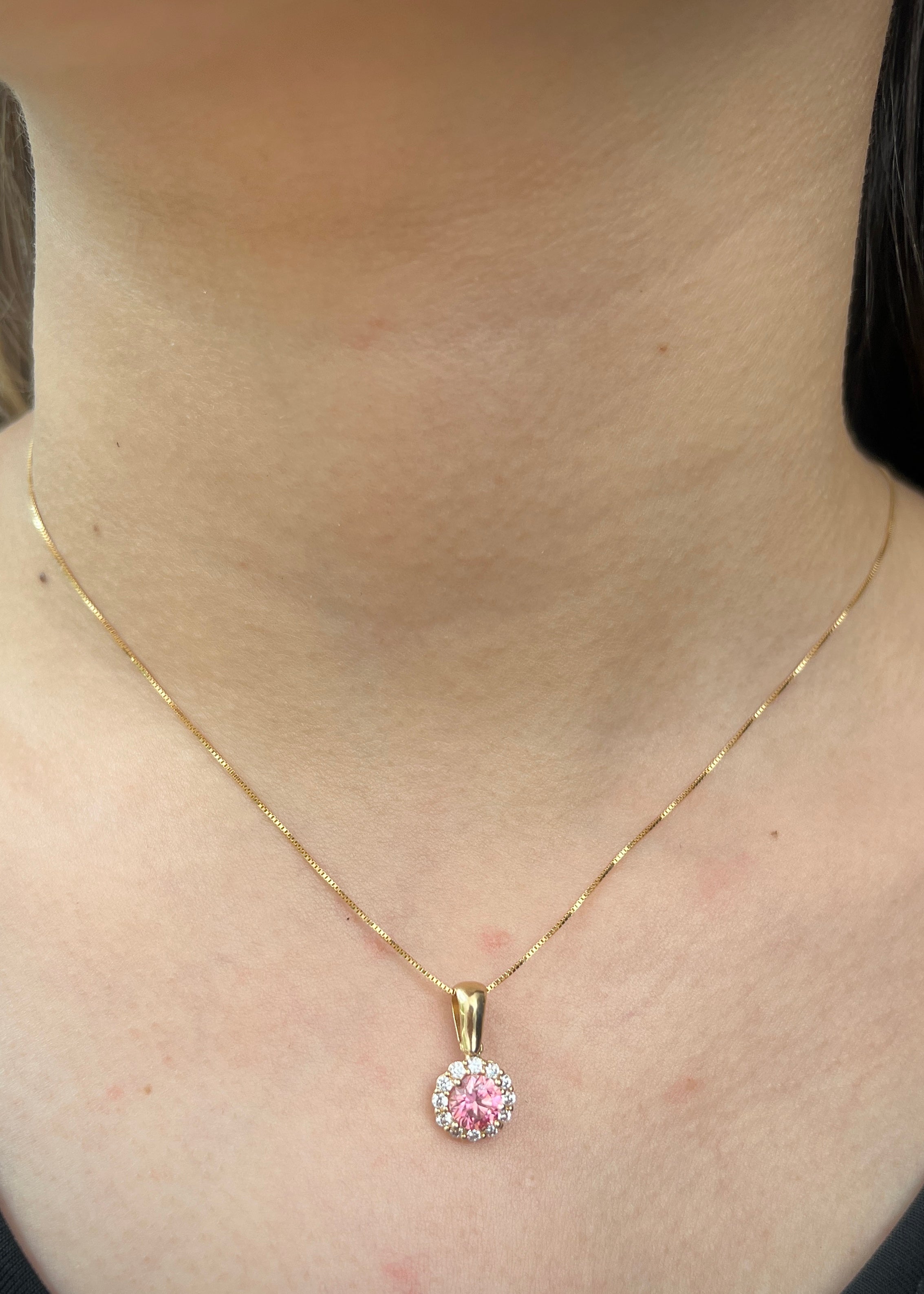 Dije flor con swarovski rosado y blanco 1.9gr / Largo 1.7cm / Oro Amarillo Nac M