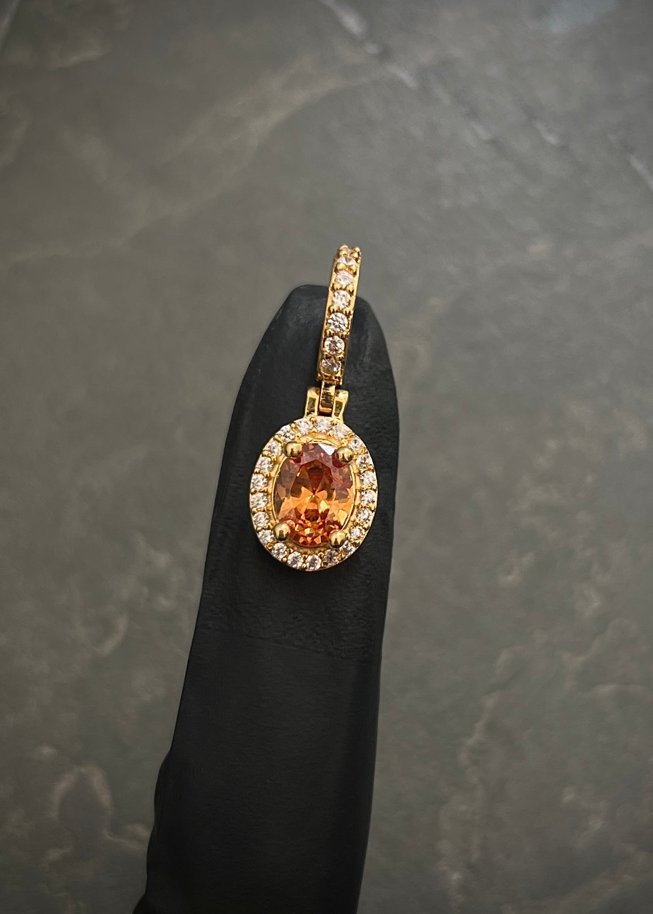 Dije ovalado con swarovski naranja y blanco 2.8gr / Largo 2.4cm / Oro Amarillo Nac M