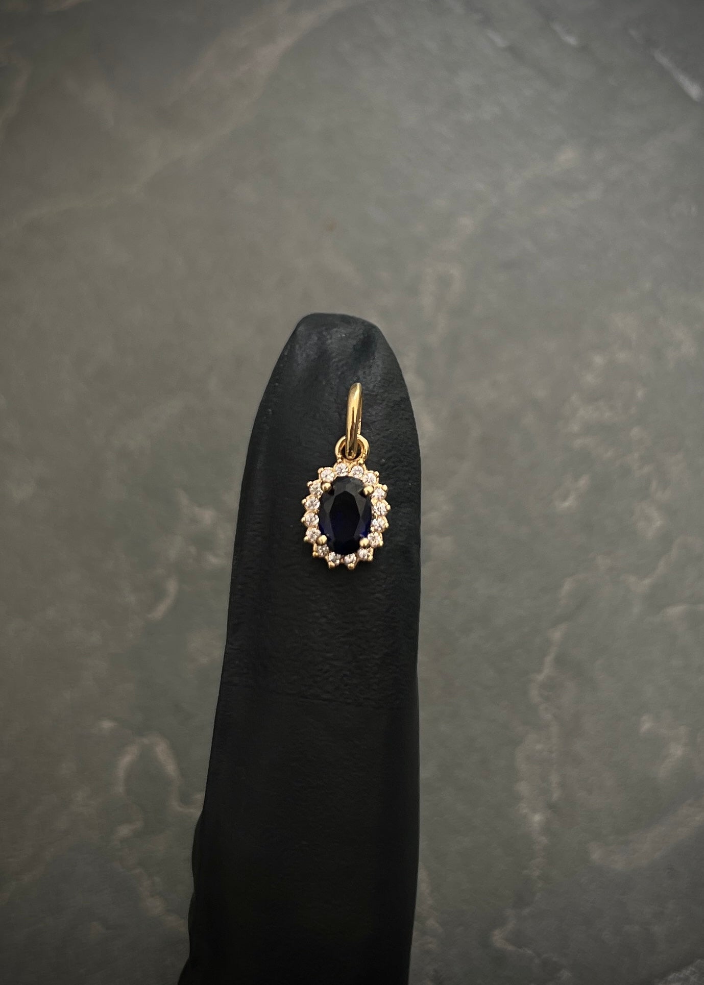 Dije ovalado con swarovski azul y blanco 0.6gr / Largo 1.4cm / Oro Amarillo Nac M