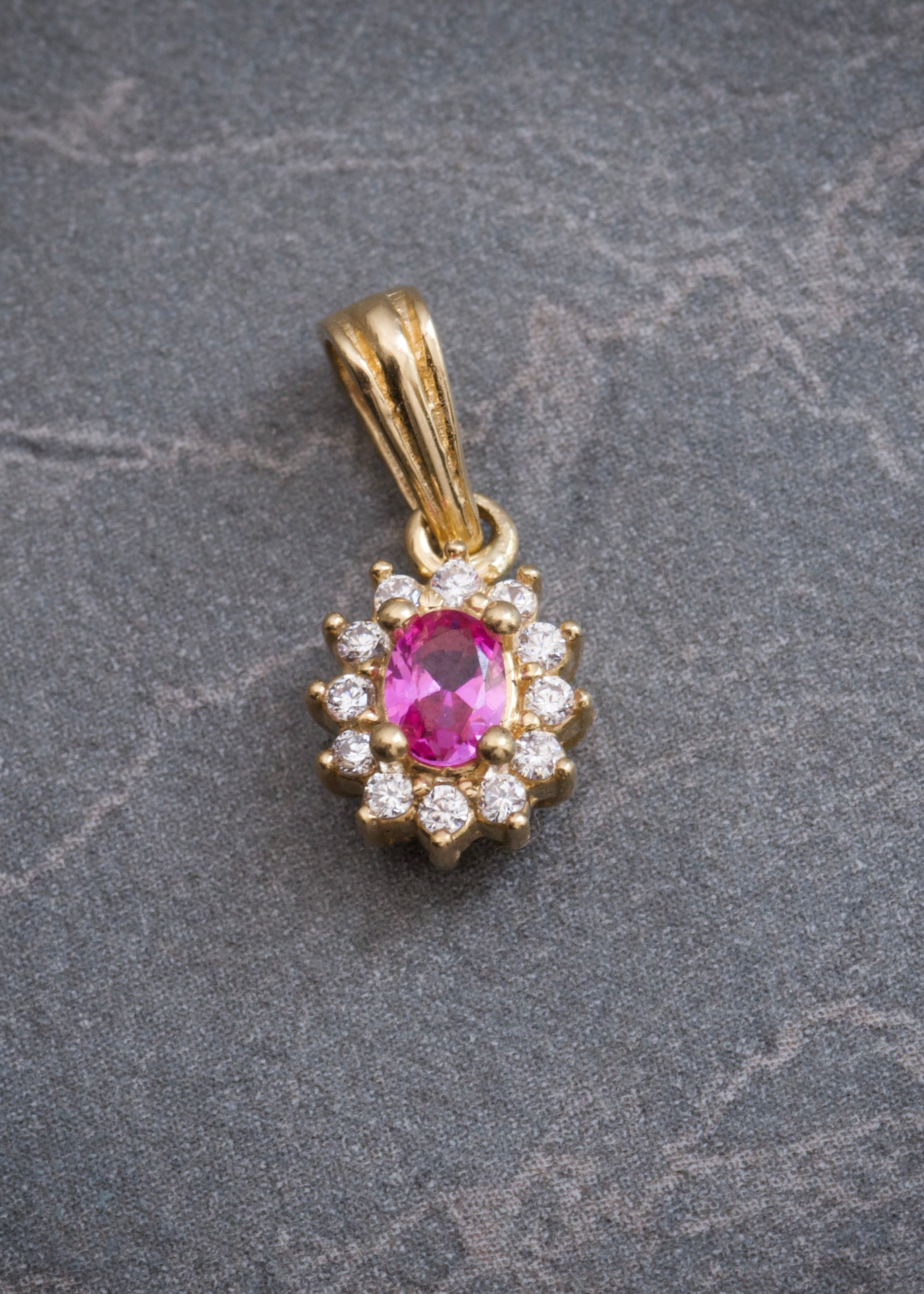 Dije flor con swarovski rosado y blanco 1.3gr / Largo 1.5cm / Oro Amarillo Nac M