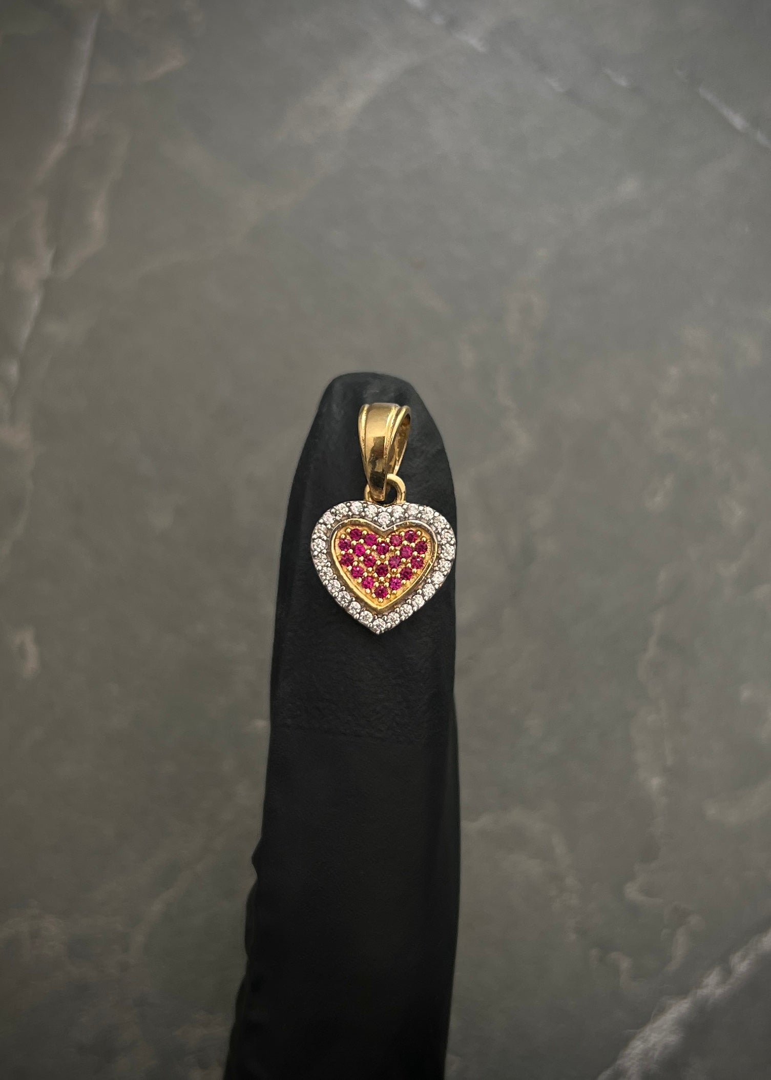 Dije corazon con swarovski fucsia y blanco 1.4gr / Largo 1.7cm / Oro Amarillo Nac M