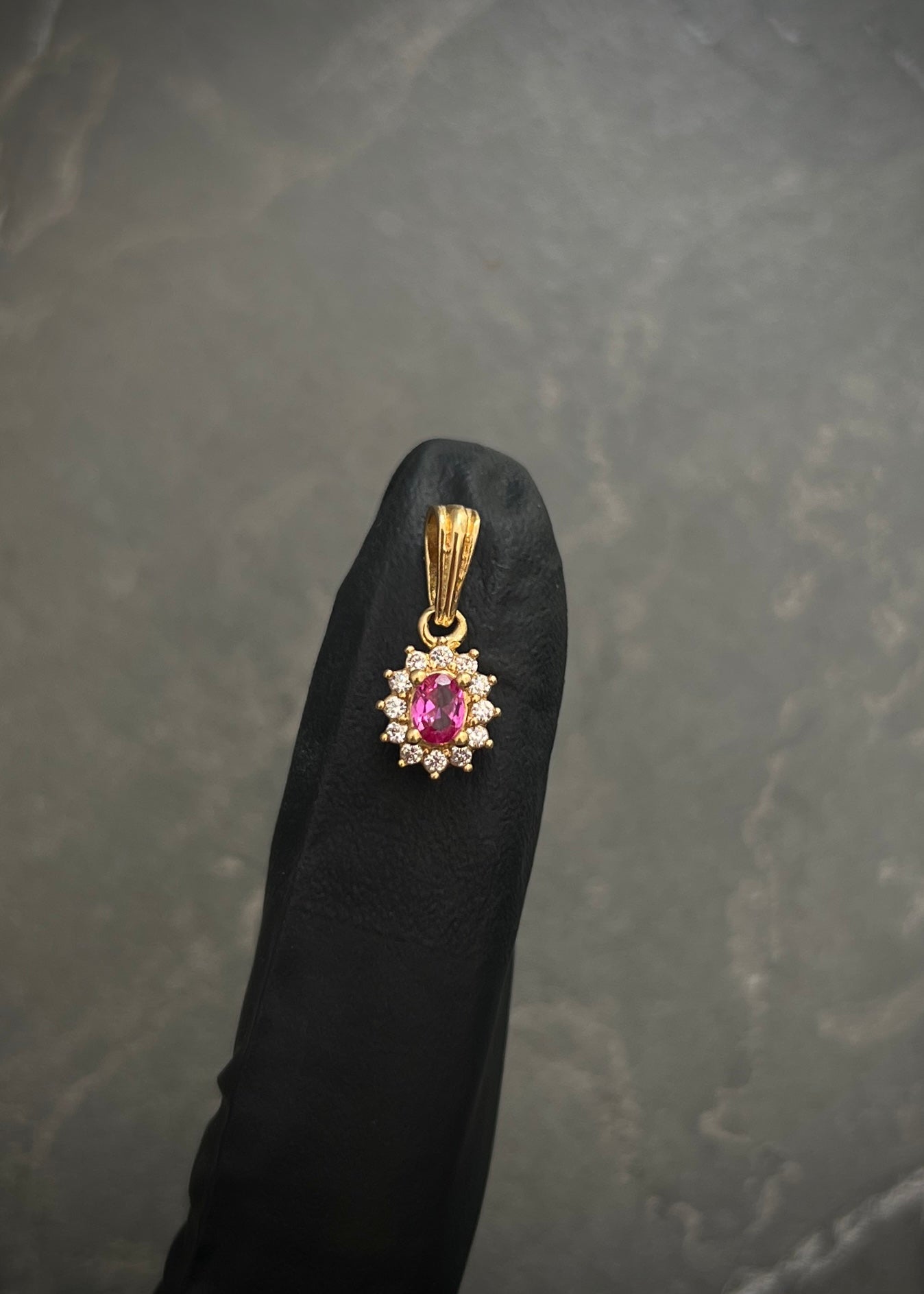 Dije flor con swarovski rosado y blanco 1.3gr / Largo 1.5cm / Oro Amarillo Nac M