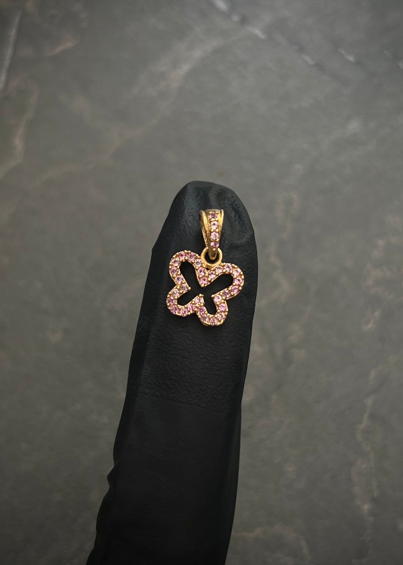 Dije mariposa con swarovski rosado 0.9gr / Largo 1.5cm / Oro Amarillo Nac M