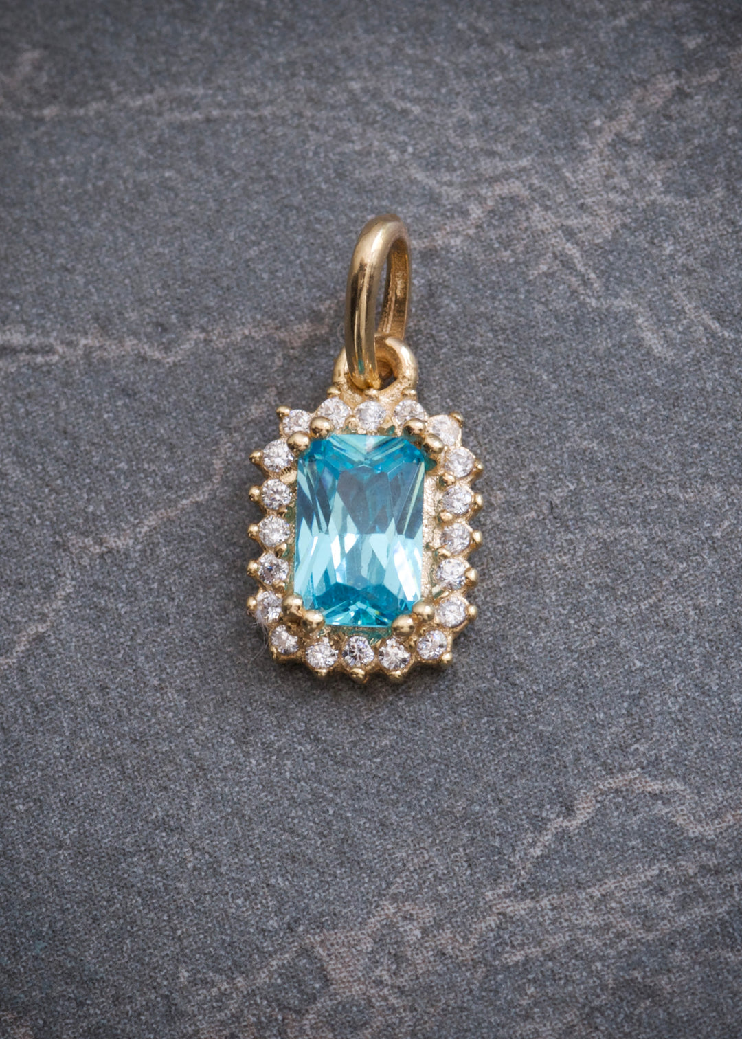 Dije con swarovski azul y blanco 1gr / Largo 1.5cm — Oro Amarillo
