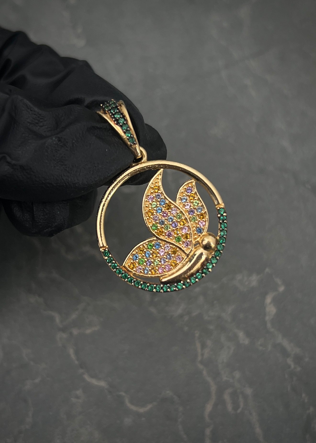 Dije mariposa con swarovski multicolor 4.9gr / Largo 3.2cm / Oro Amarillo Nac M